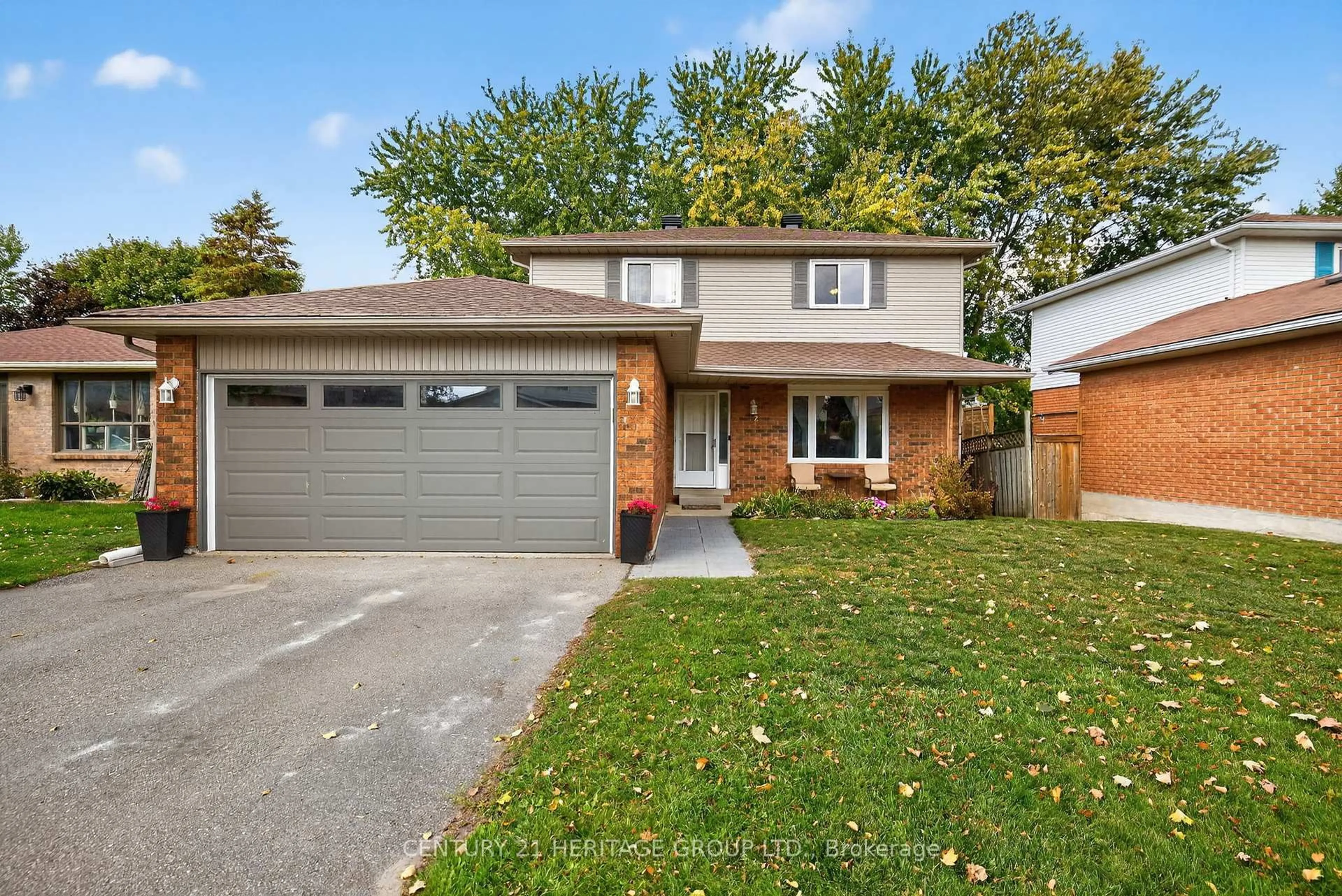 Home with vinyl exterior material, street for 32 Northgate Dr, Bradford West Gwillimbury Ontario L3Z 2H5