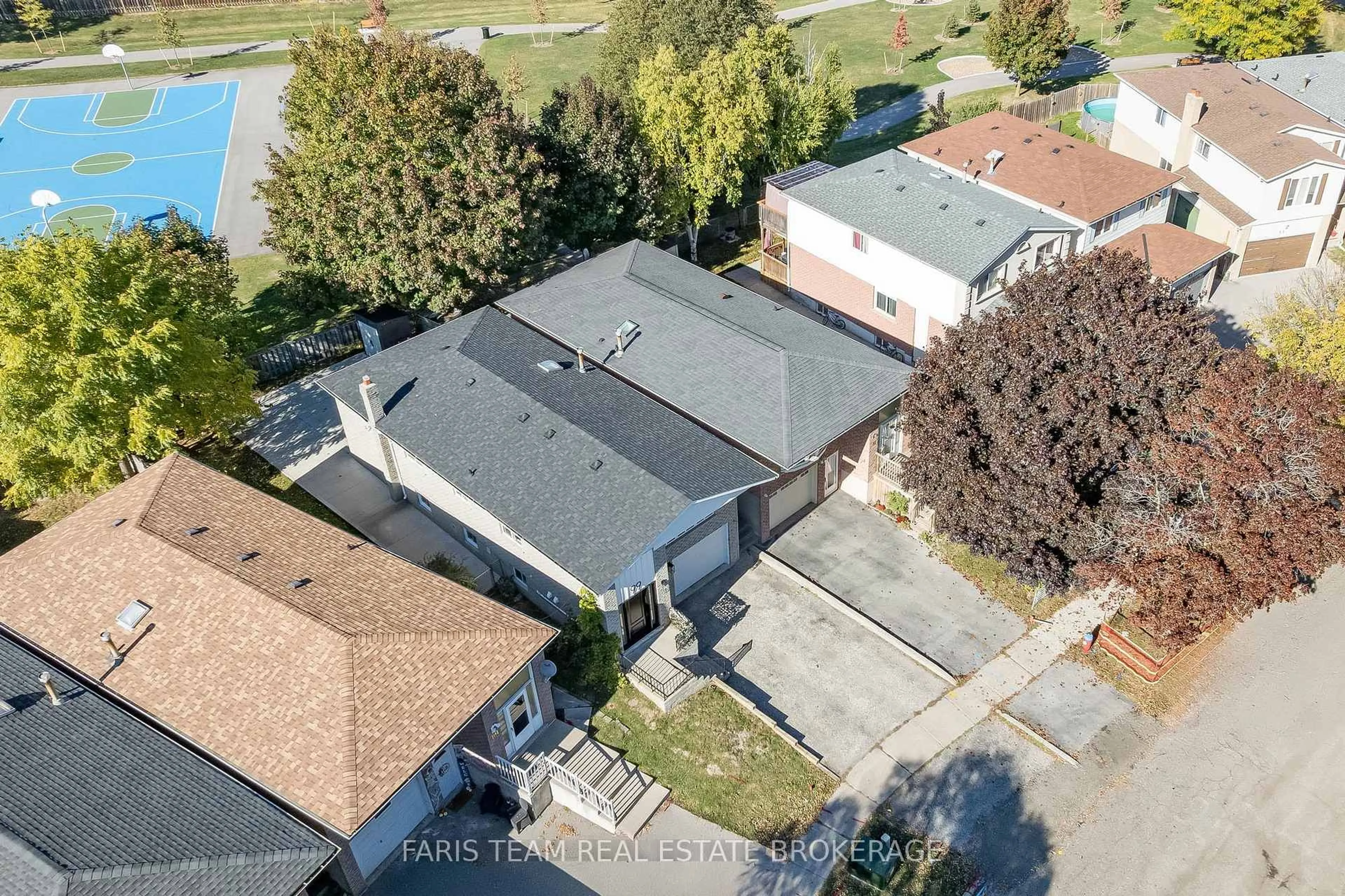 A pic from outside/outdoor area/front of a property/back of a property/a pic from drone, street for 99 Fred Cook Dr, Bradford West Gwillimbury Ontario L3Z 1V1