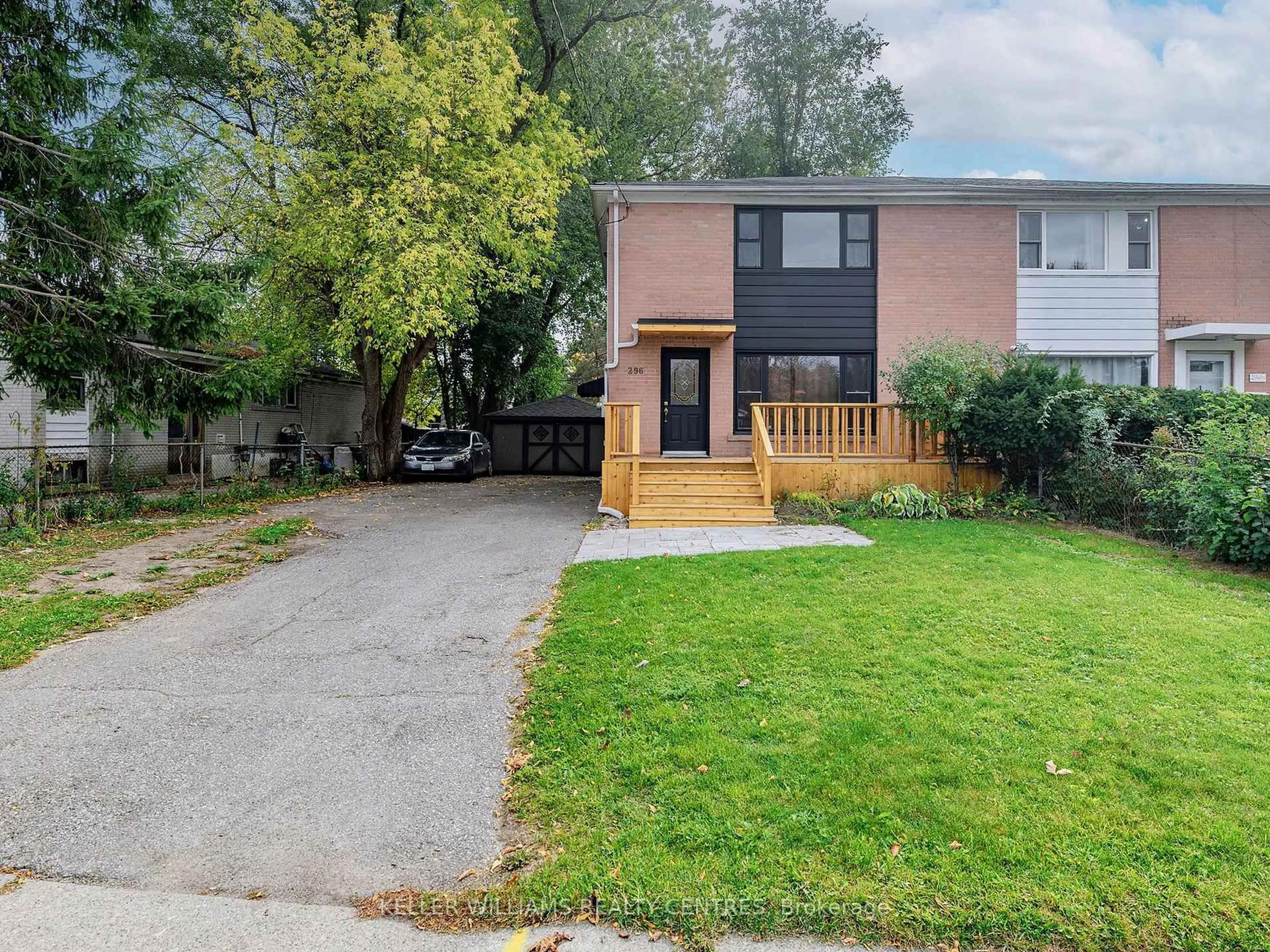 A pic from outside/outdoor area/front of a property/back of a property/a pic from drone, street for 296 Taylor Mills Dr, Richmond Hill Ontario L4G 2T9