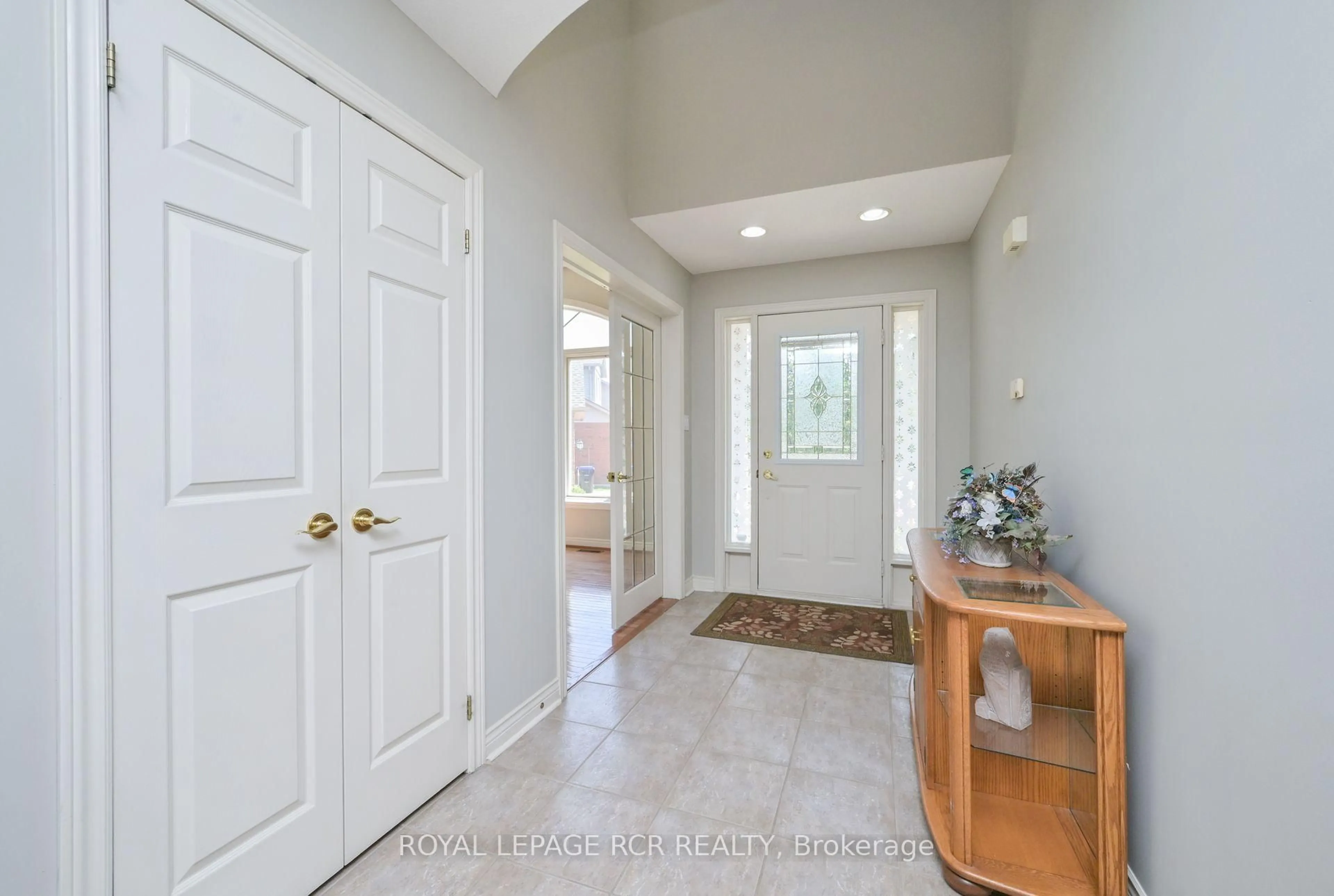 Indoor entryway for 10 Forest Link, New Tecumseth Ontario L9R 2A1