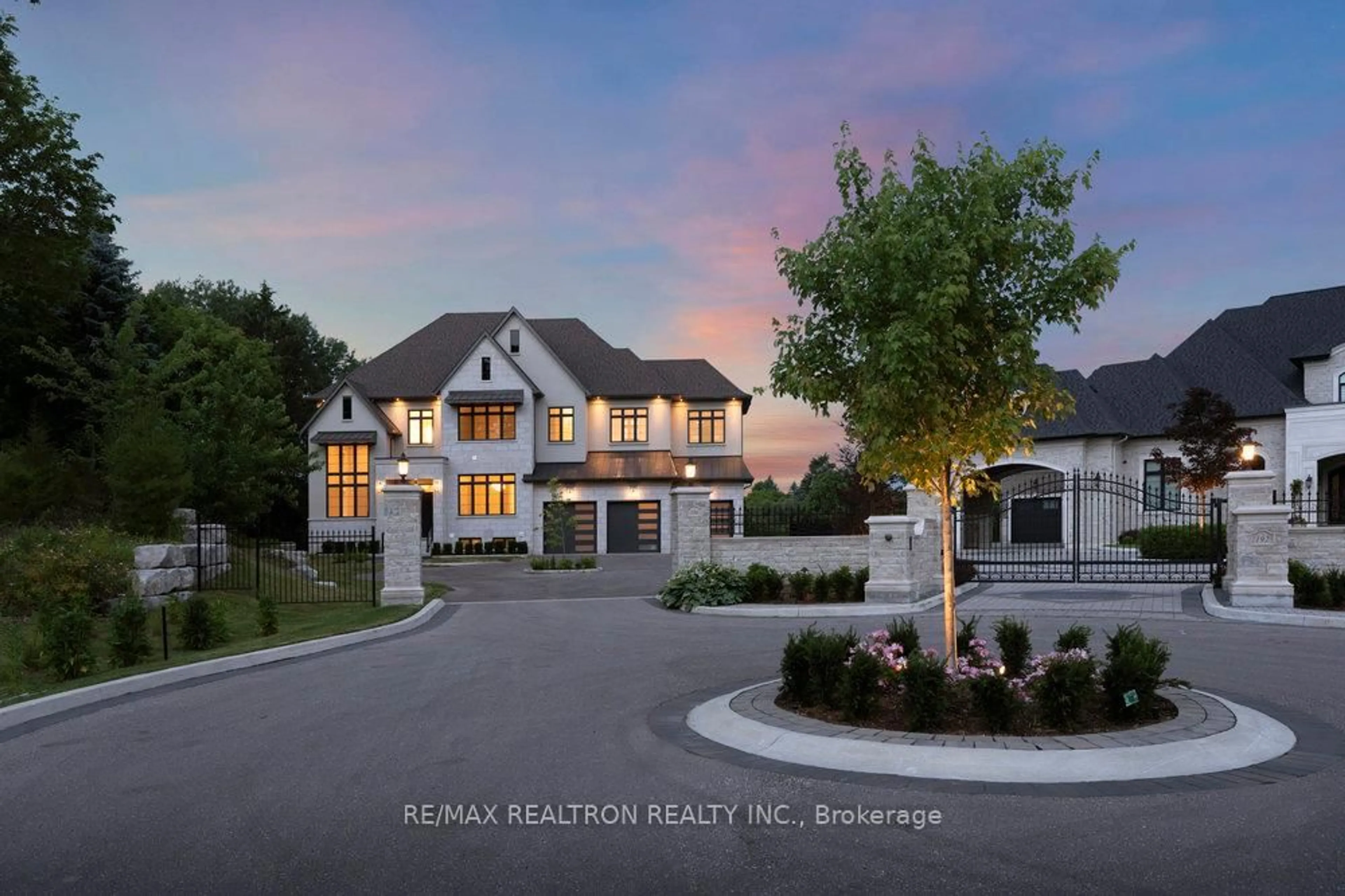 A pic from outside/outdoor area/front of a property/back of a property/a pic from drone, unknown for 196 Kennedy St, Aurora Ontario L4G 2L7