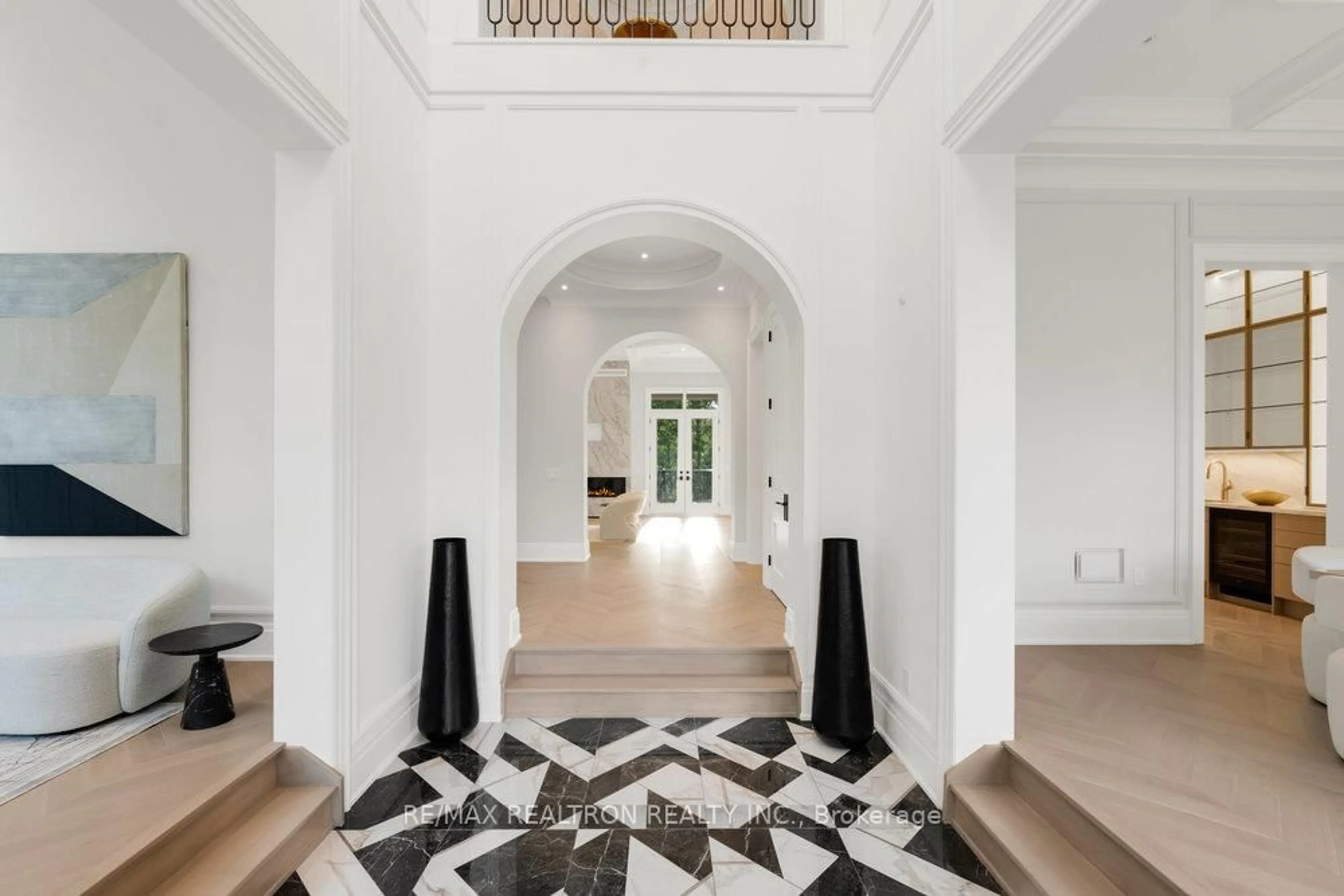 Indoor foyer for 196 Kennedy St, Aurora Ontario L4G 2L7