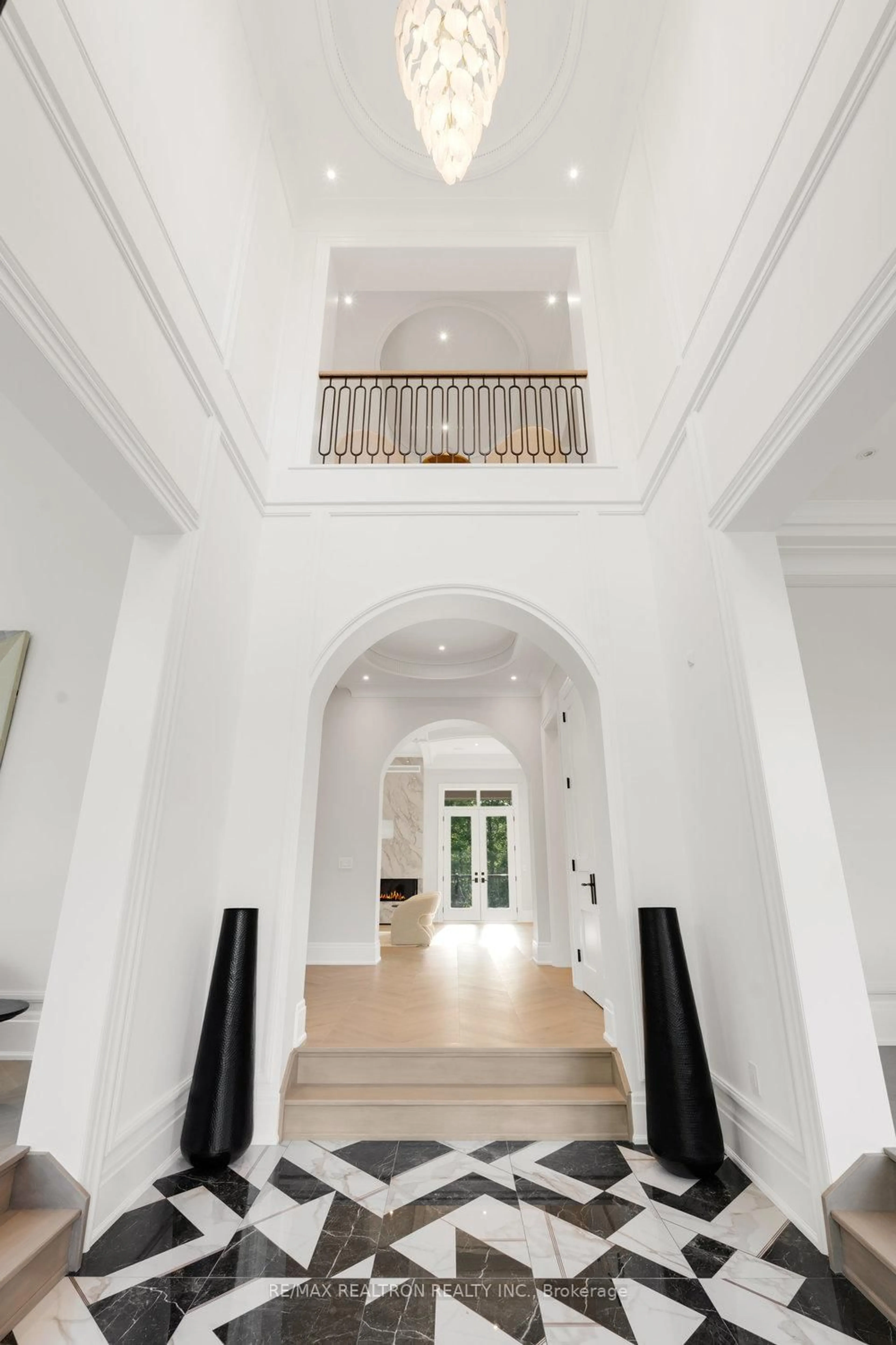 Indoor foyer for 196 Kennedy St, Aurora Ontario L4G 2L7