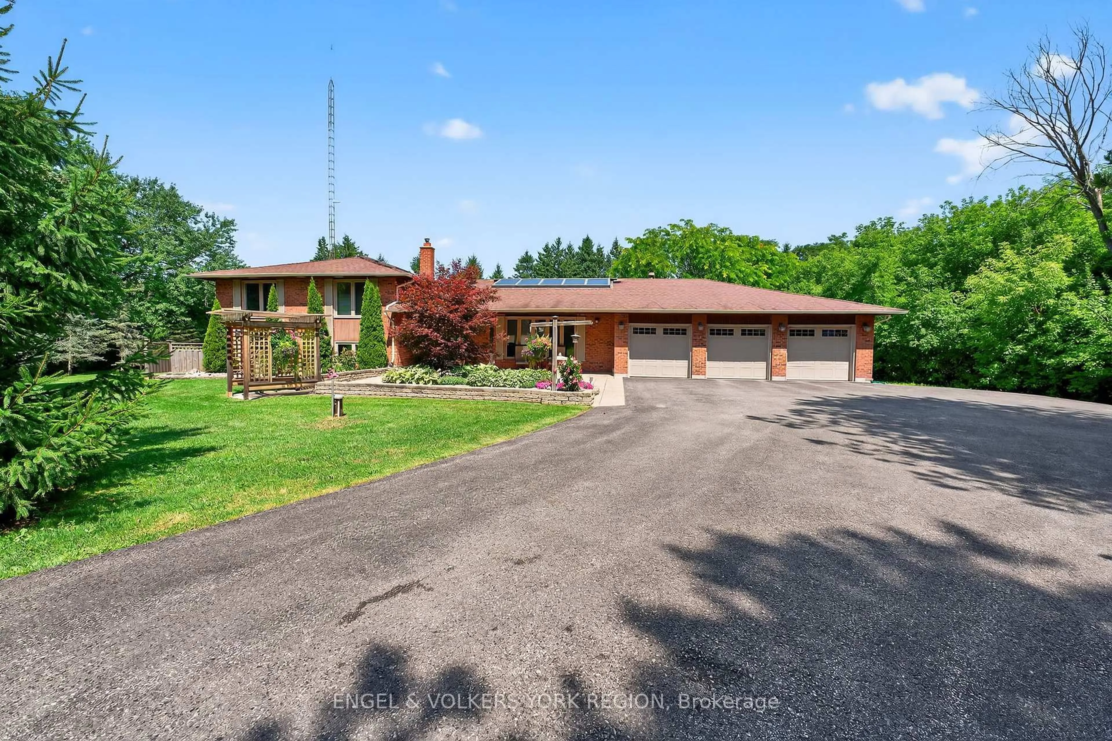 A pic from outside/outdoor area/front of a property/back of a property/a pic from drone, unknown for 90 Dearbourne Ave, King Ontario L7B 1A3