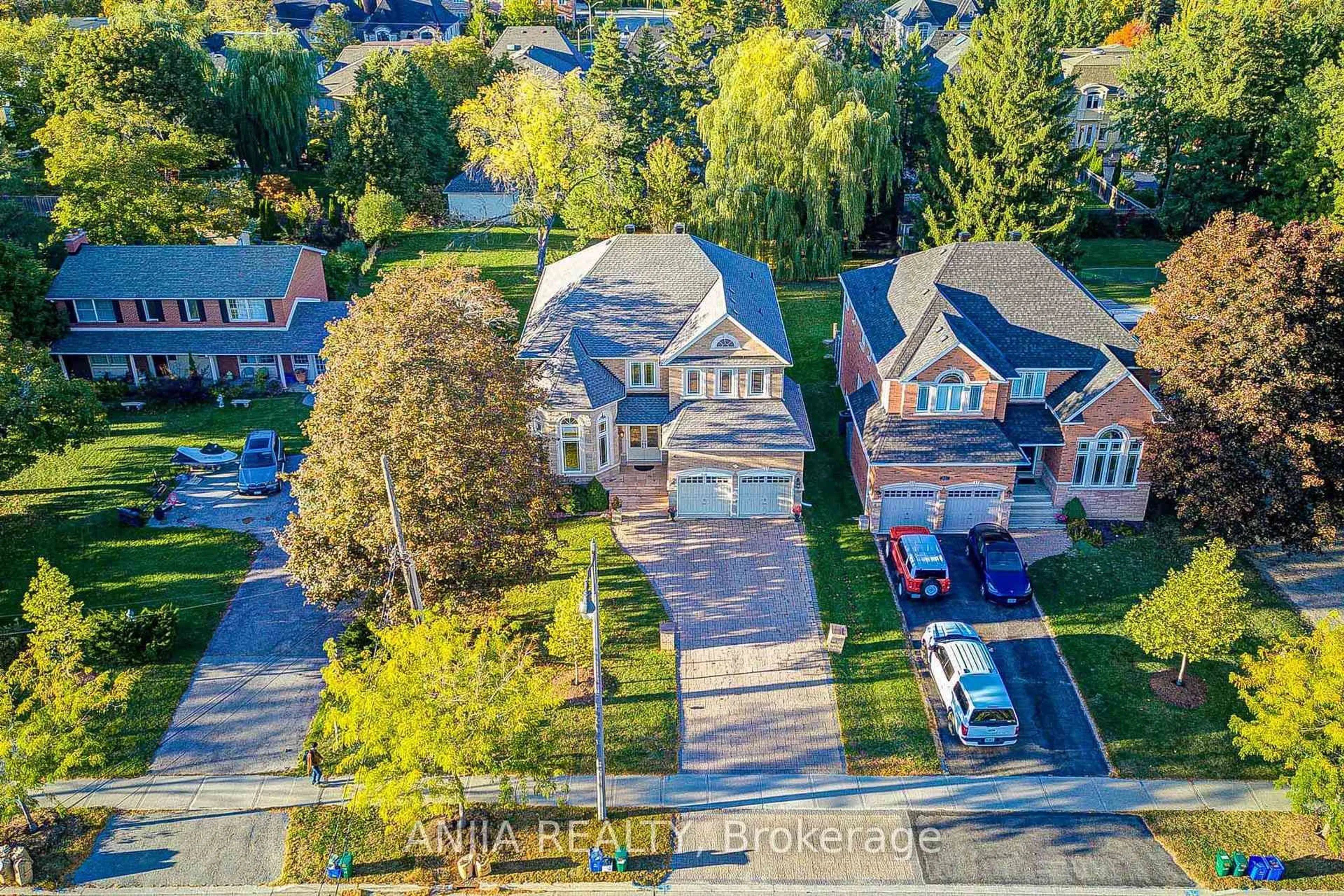 A pic from outside/outdoor area/front of a property/back of a property/a pic from drone, street for 212 19th Ave, Richmond Hill Ontario L4E 3P6