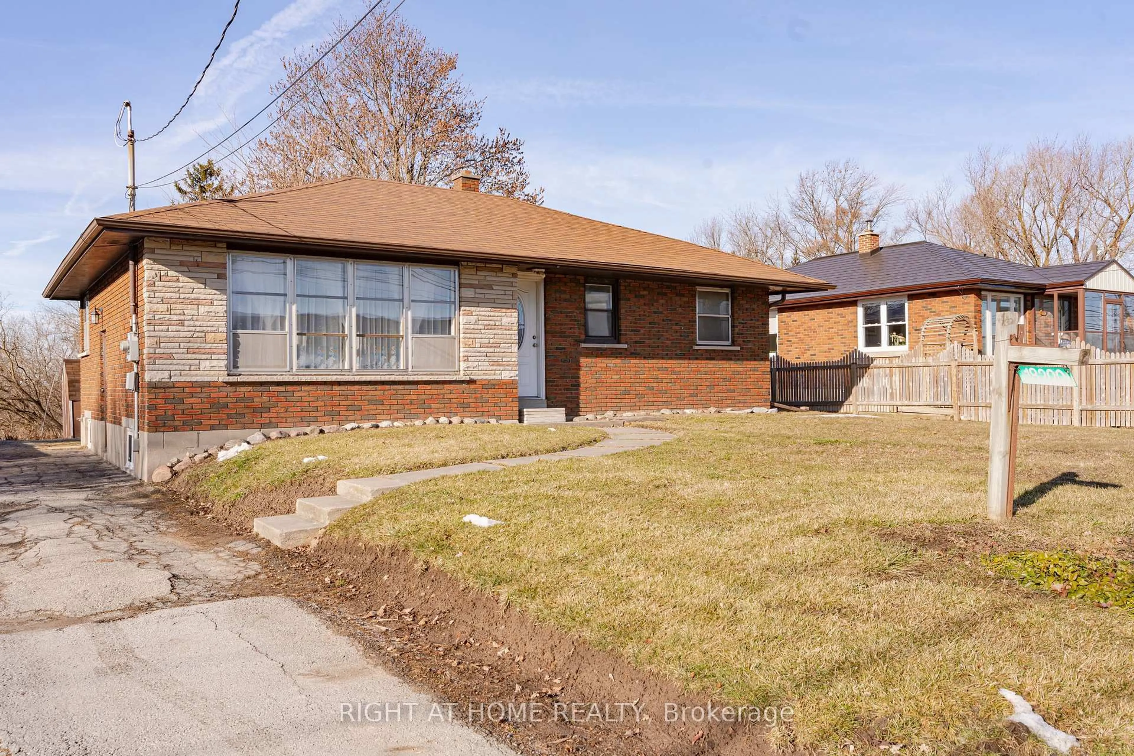 Home with brick exterior material, street for 18200 Leslie St, East Gwillimbury Ontario L9N 0M5