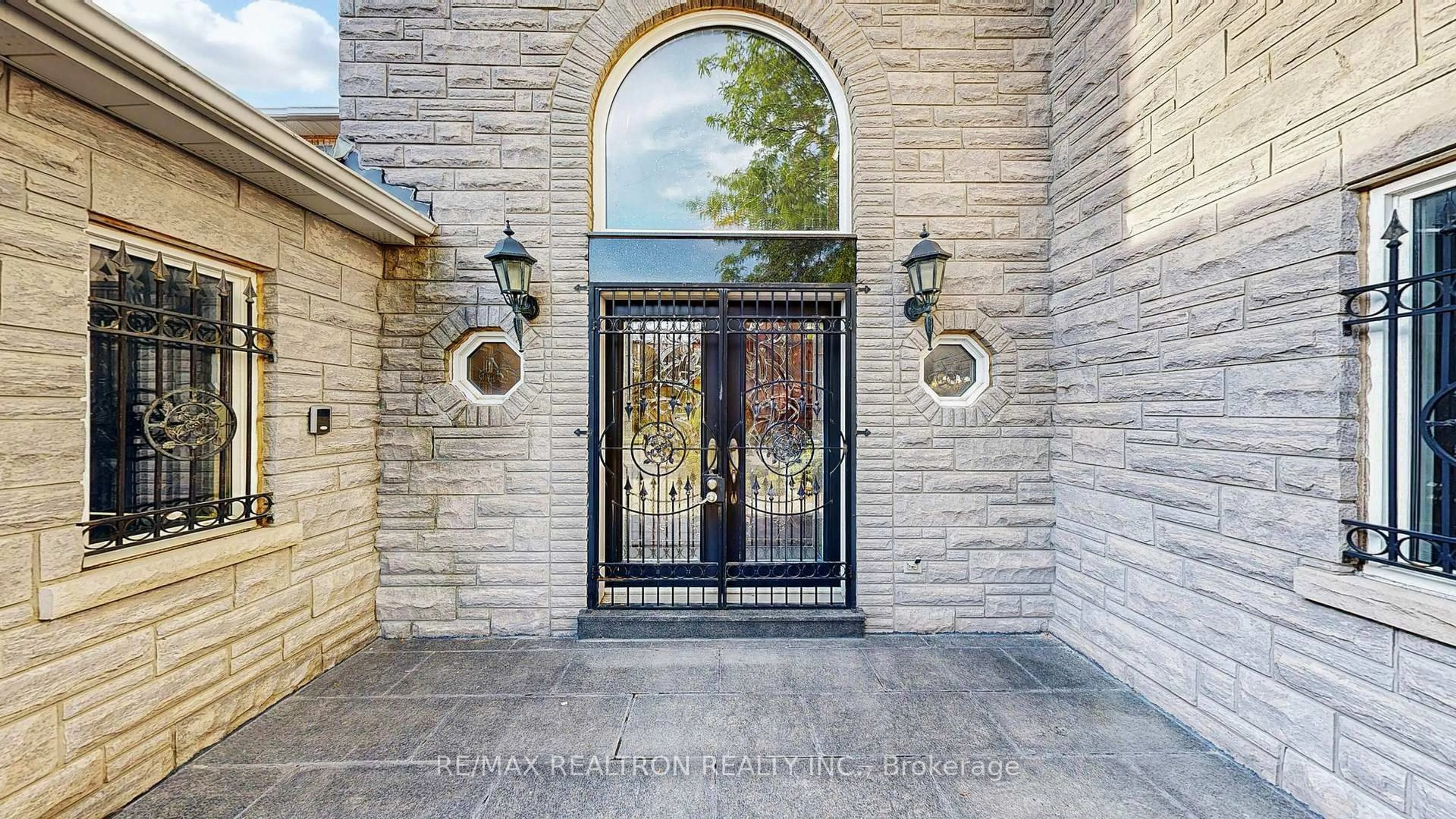 Indoor entryway for 61 Glenayr Rd, Richmond Hill Ontario L4B 2V8