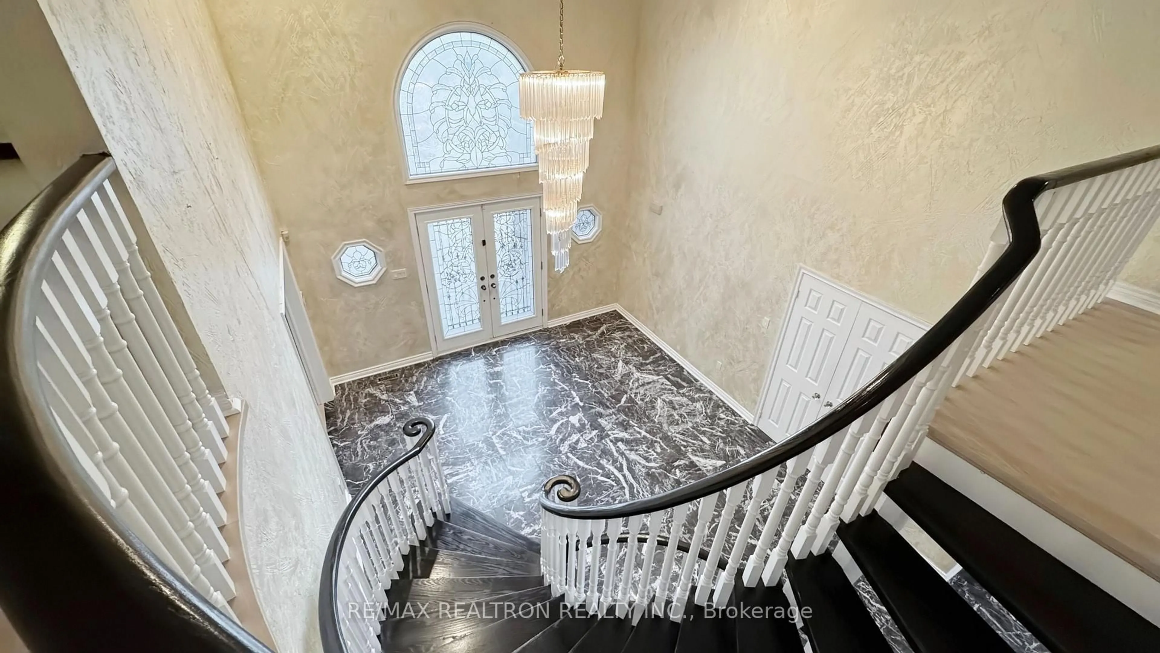 Indoor foyer for 61 Glenayr Rd, Richmond Hill Ontario L4B 2V8