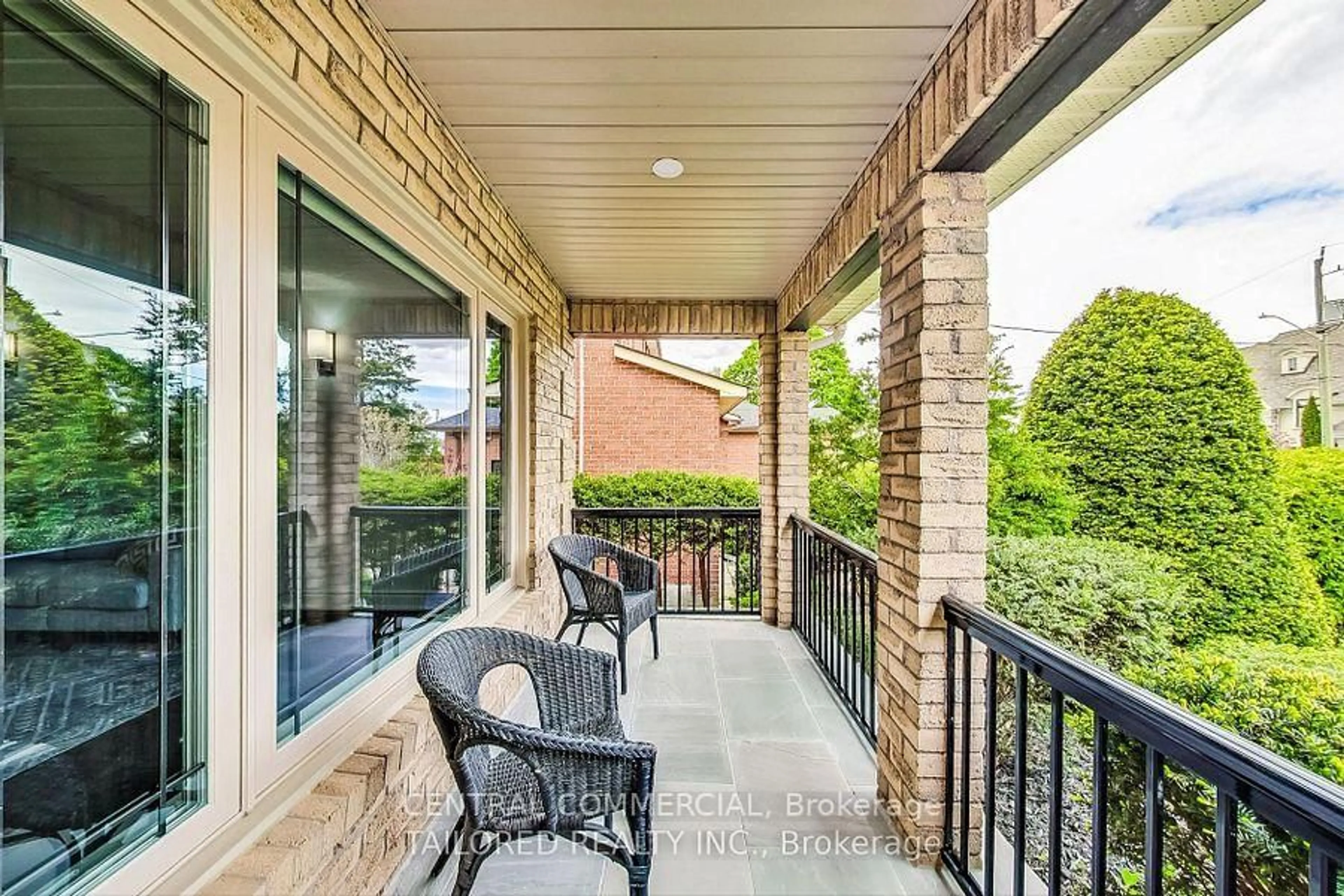 Patio, street for 35 Mackay Dr, Richmond Hill Ontario L4C 6N9