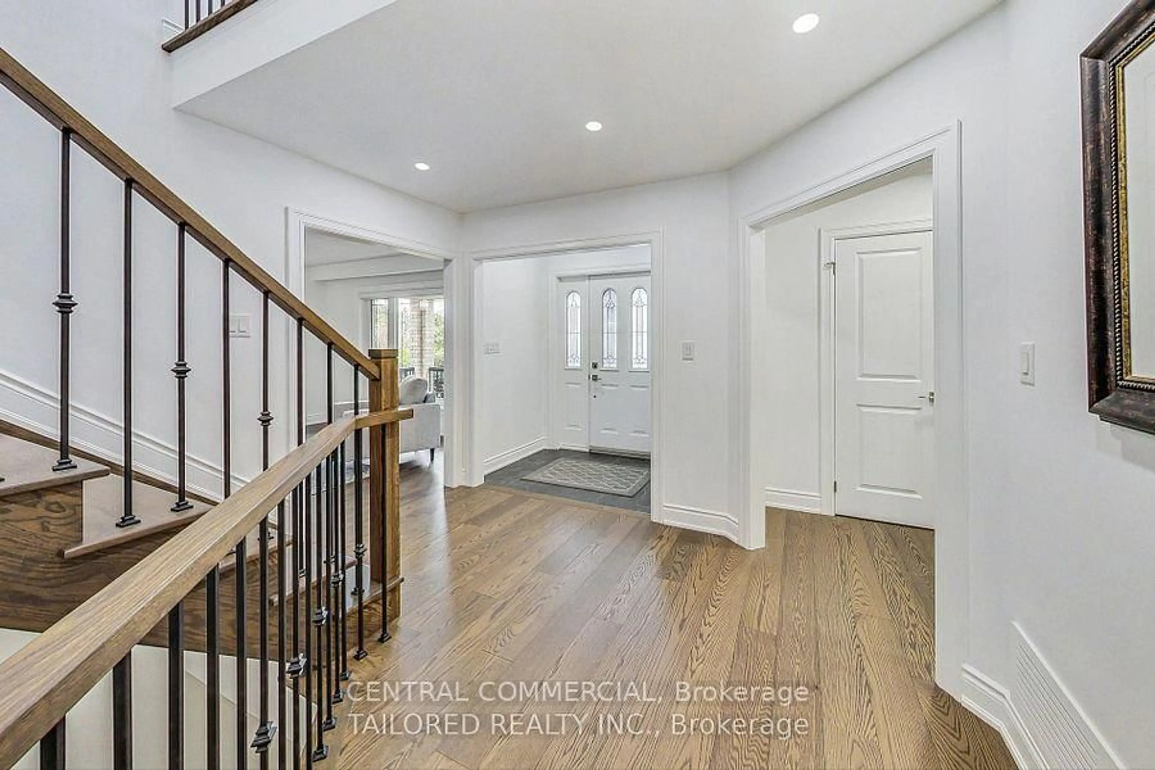 Indoor entryway for 35 Mackay Dr, Richmond Hill Ontario L4C 6N9