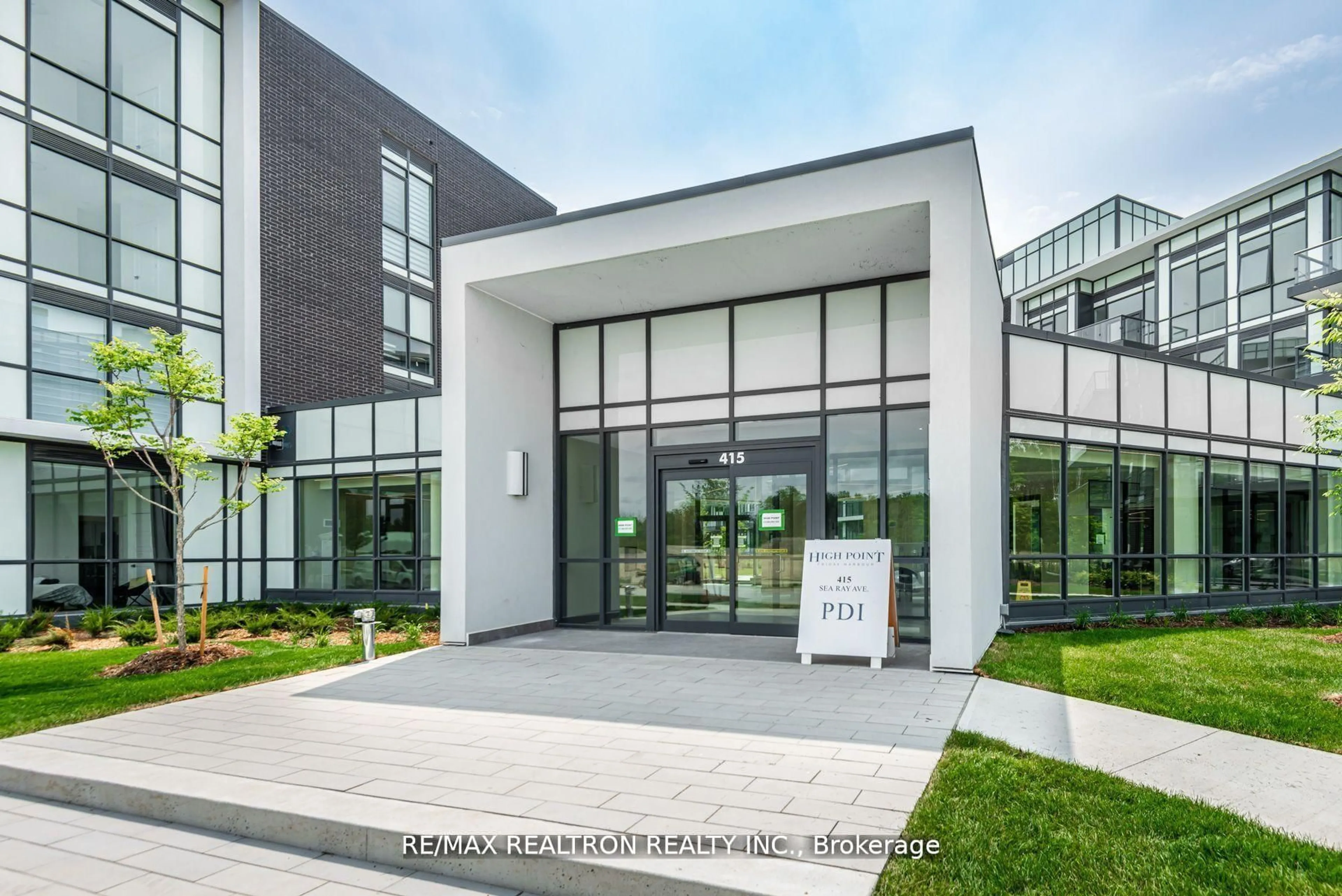Indoor foyer for 415 Sea Ray Ave #236, Innisfil Ontario L9S 0M3