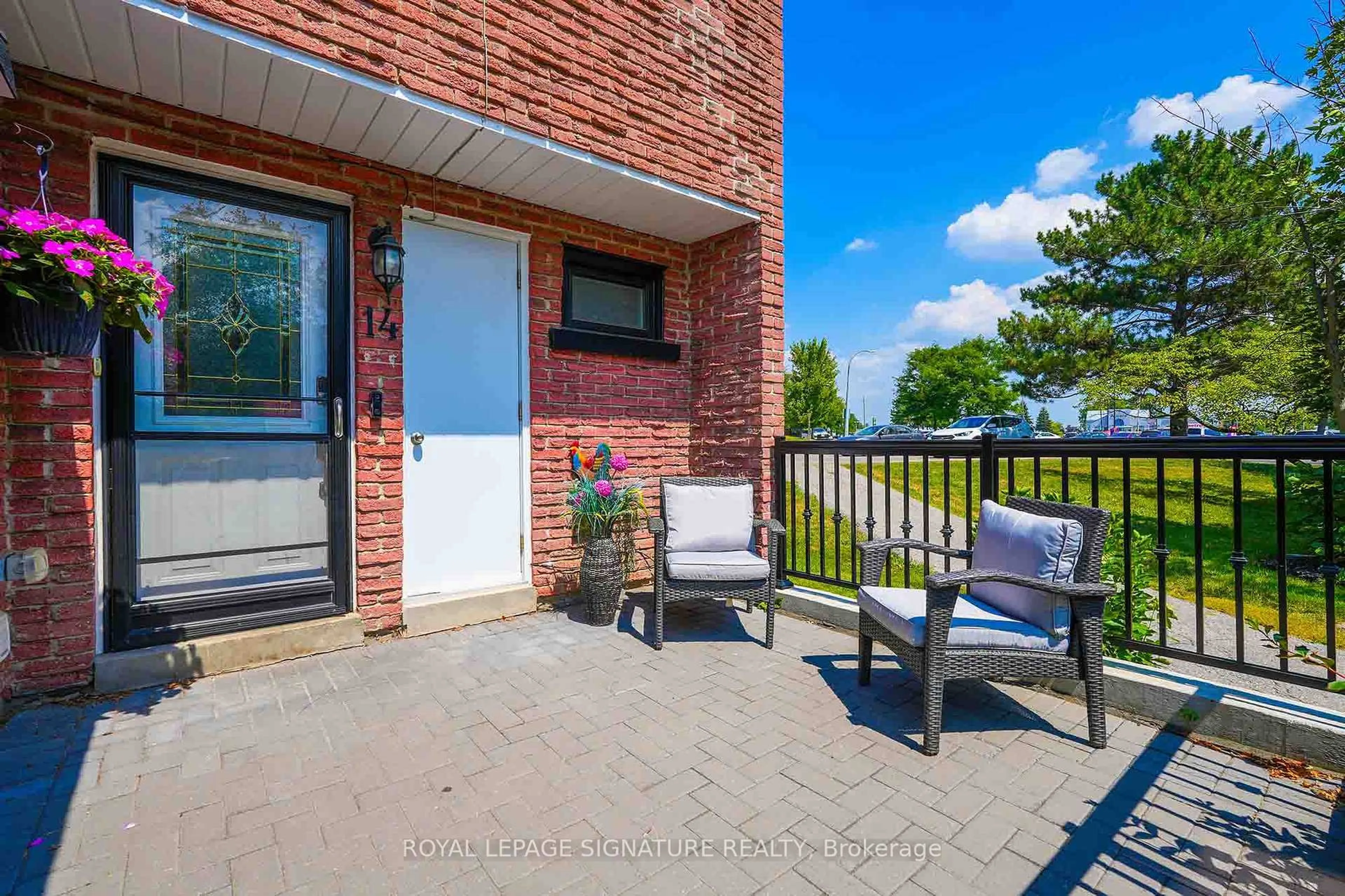 Patio, water/lake/river/ocean view for 14 Poplar Cres, Aurora Ontario L4G 3L3