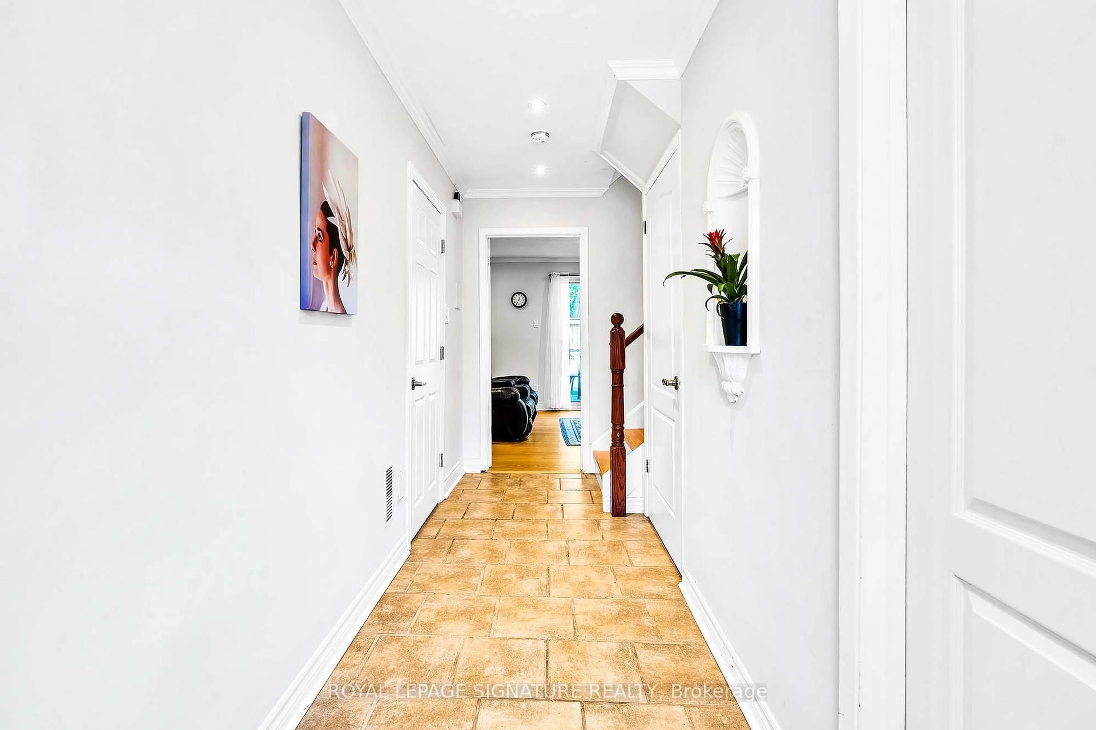 Indoor foyer for 14 Poplar Cres, Aurora Ontario L4G 3L3