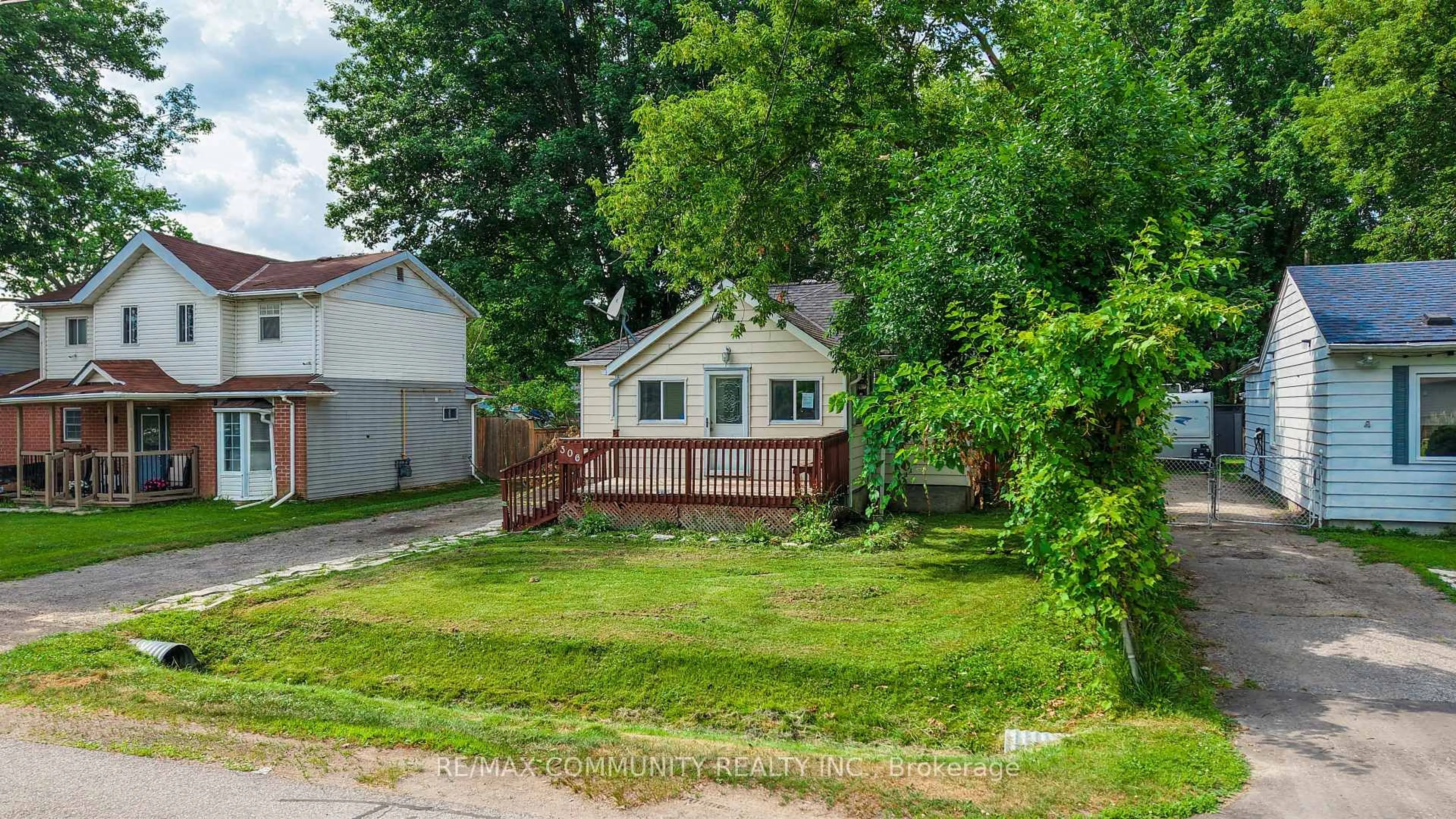 A pic from outside/outdoor area/front of a property/back of a property/a pic from drone, street for 306 Kenwood Ave, Georgina Ontario L4P 2X5