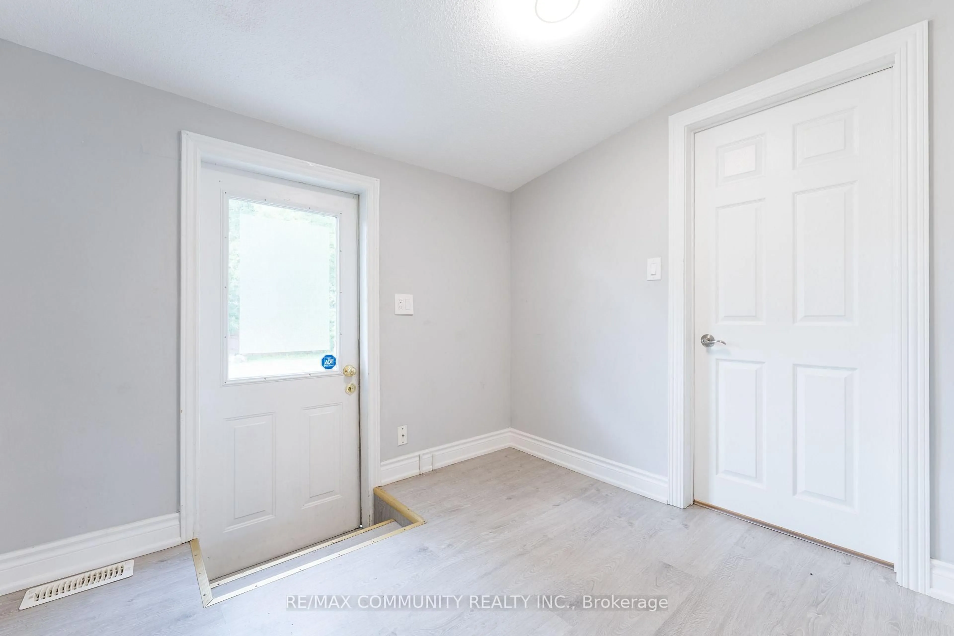 A pic of a room for 306 Kenwood Ave, Georgina Ontario L4P 2X5