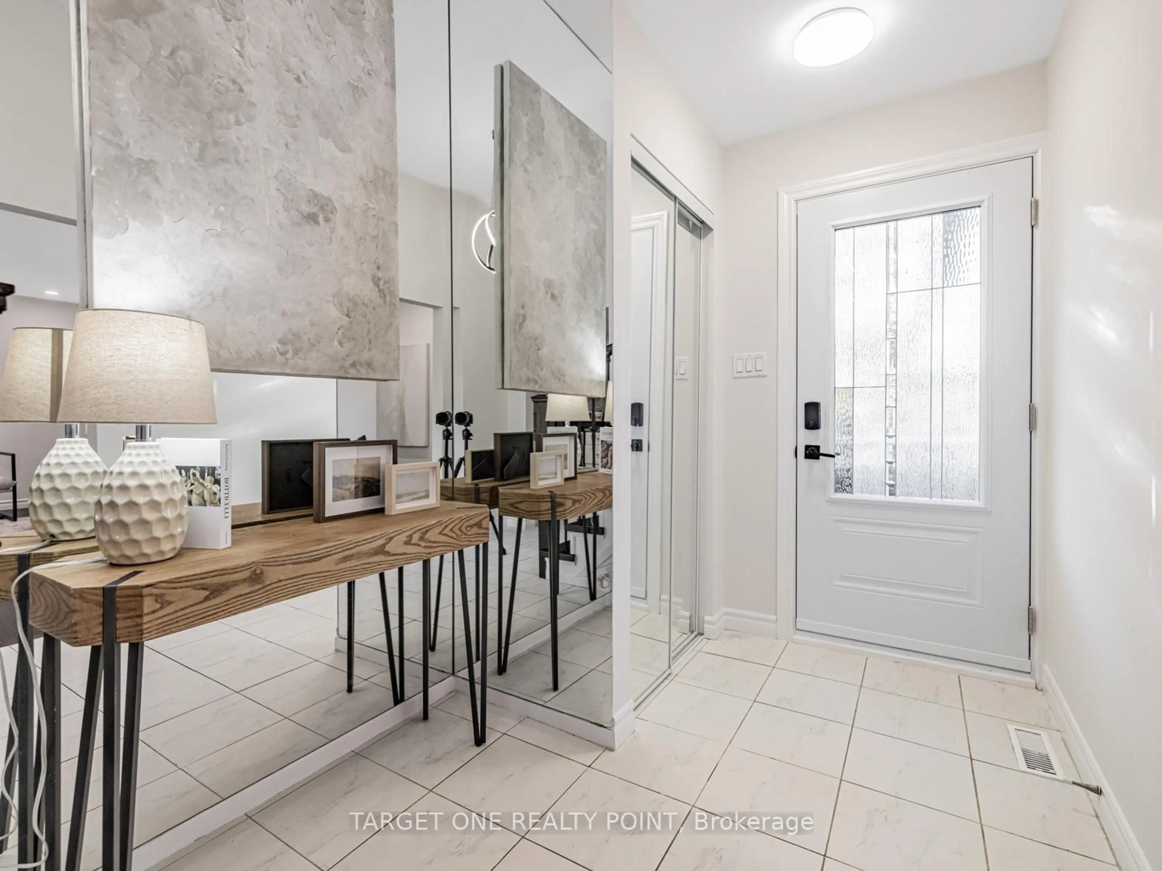 Indoor entryway for 93 Mayvern Cres, Richmond Hill Ontario L4C 5J6