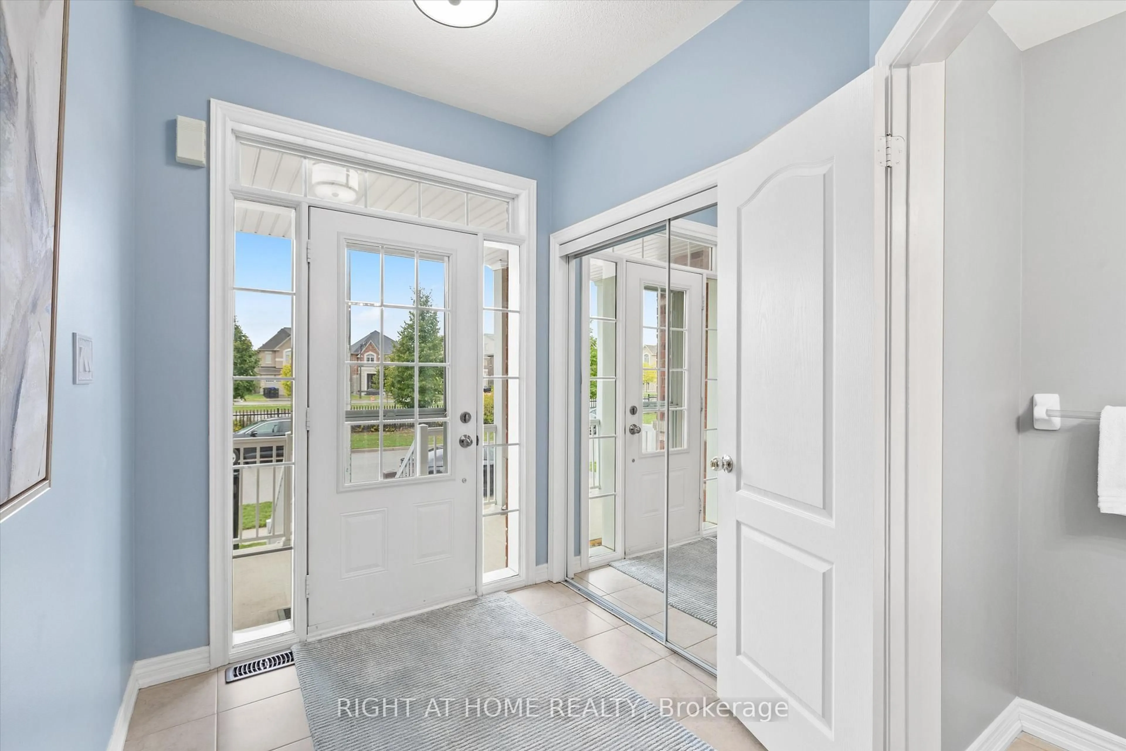 Indoor entryway for 50 Luisa St, Bradford West Gwillimbury Ontario L3Z 0P1