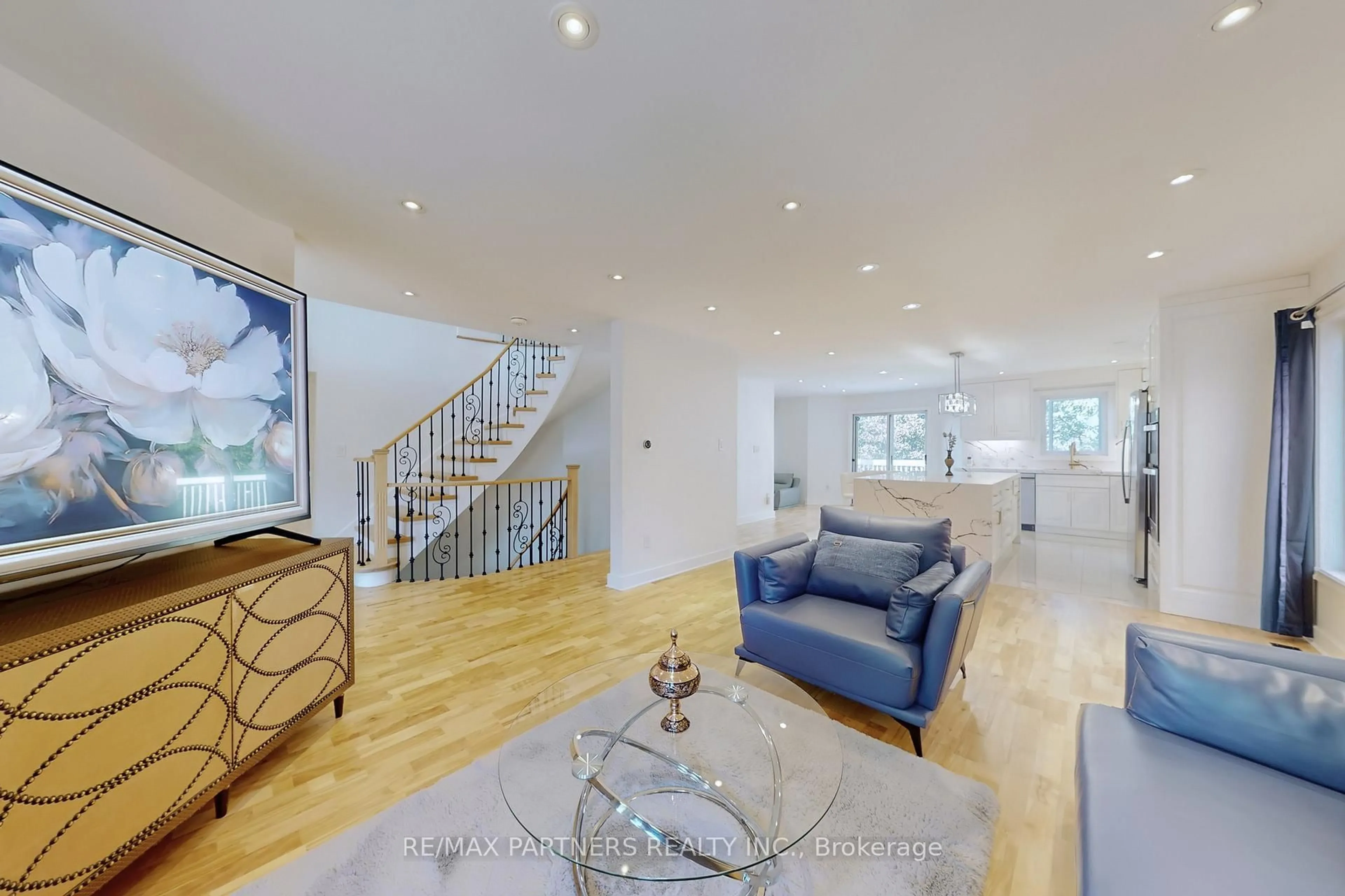 Living room with furniture, unknown for 26 Sandfield Dr, Aurora Ontario L4G 6R7