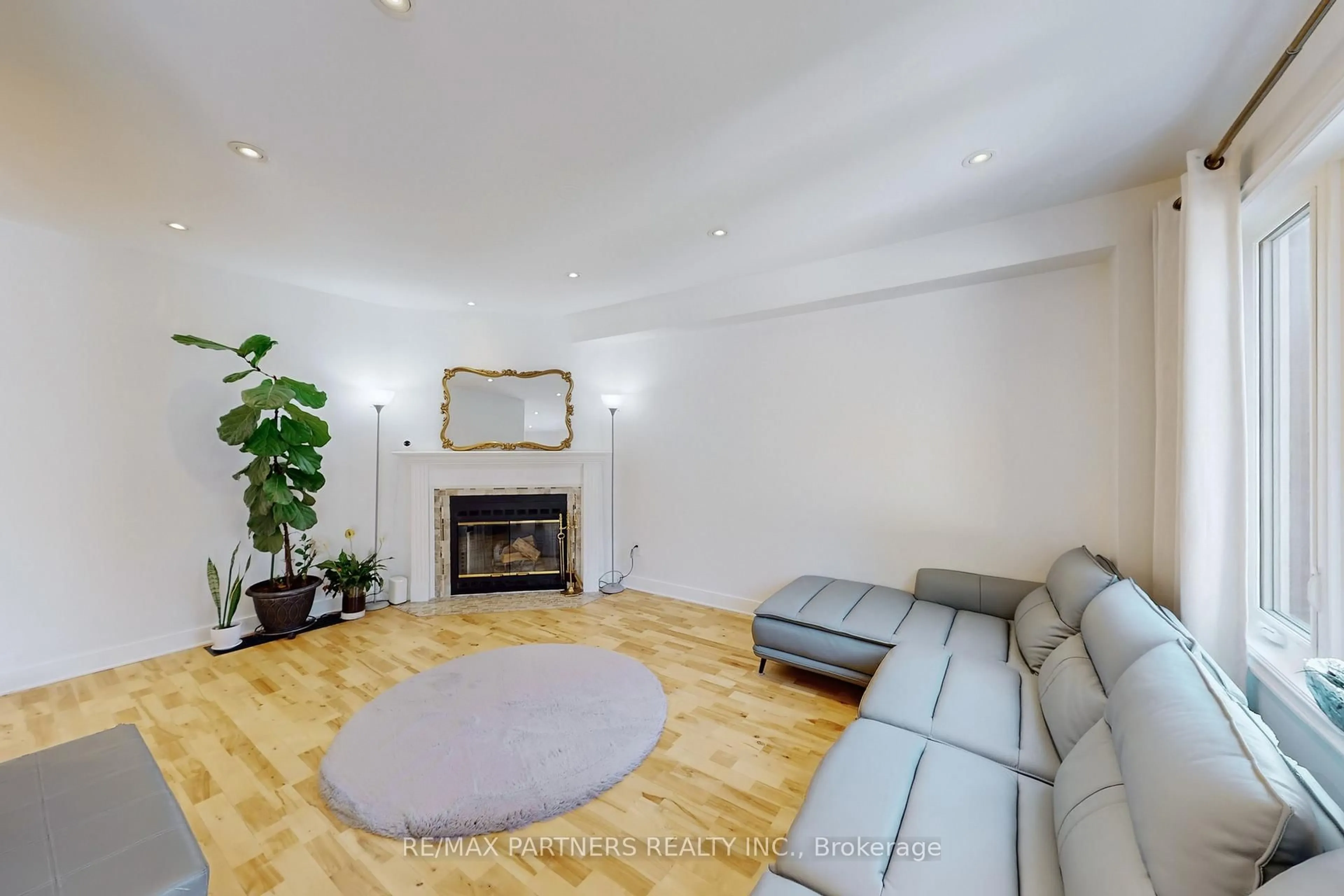 Living room with furniture, unknown for 26 Sandfield Dr, Aurora Ontario L4G 6R7