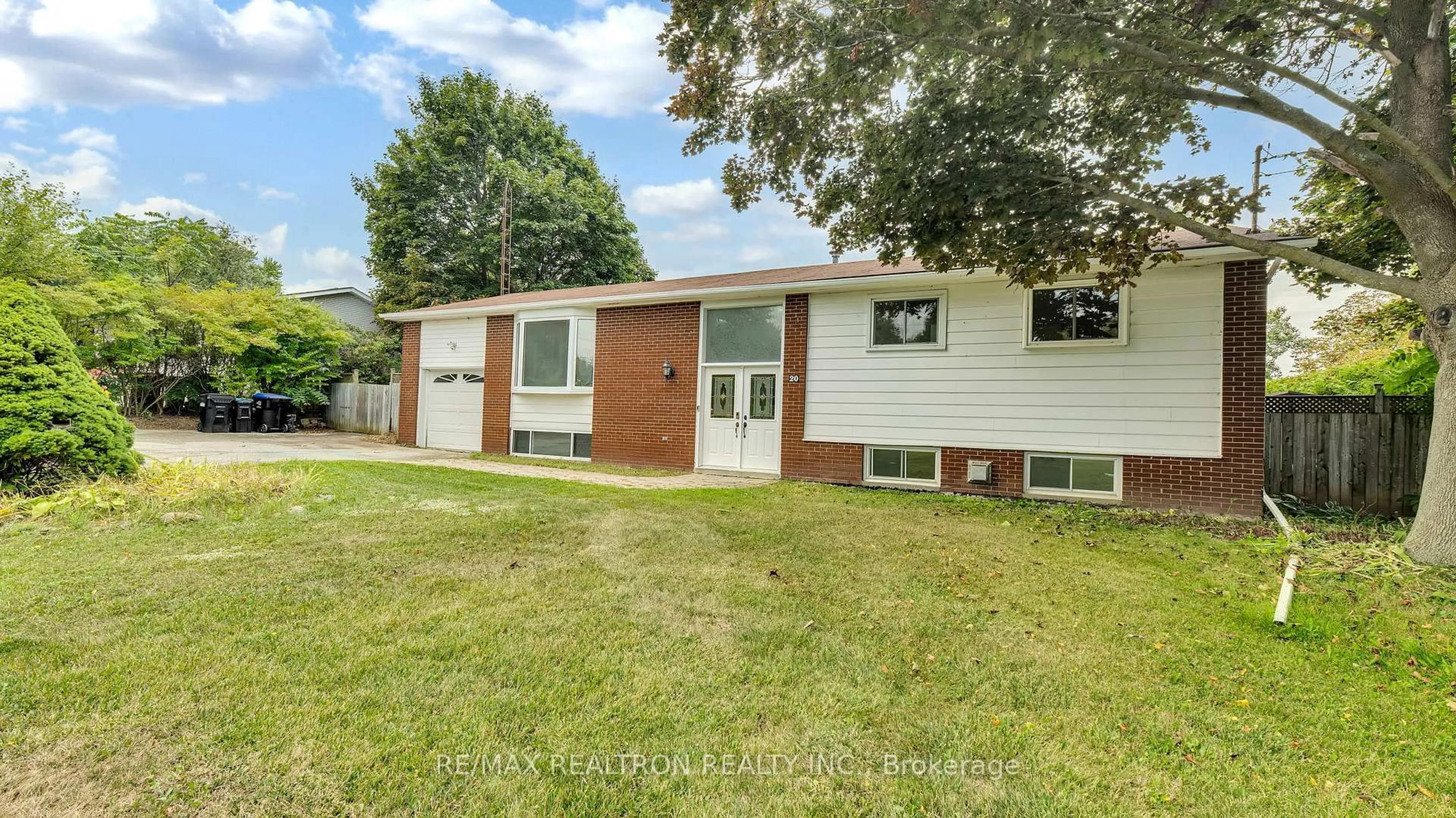 Home with vinyl exterior material, street for 20 Lallien Dr, Bradford West Gwillimbury Ontario L0G 1B0