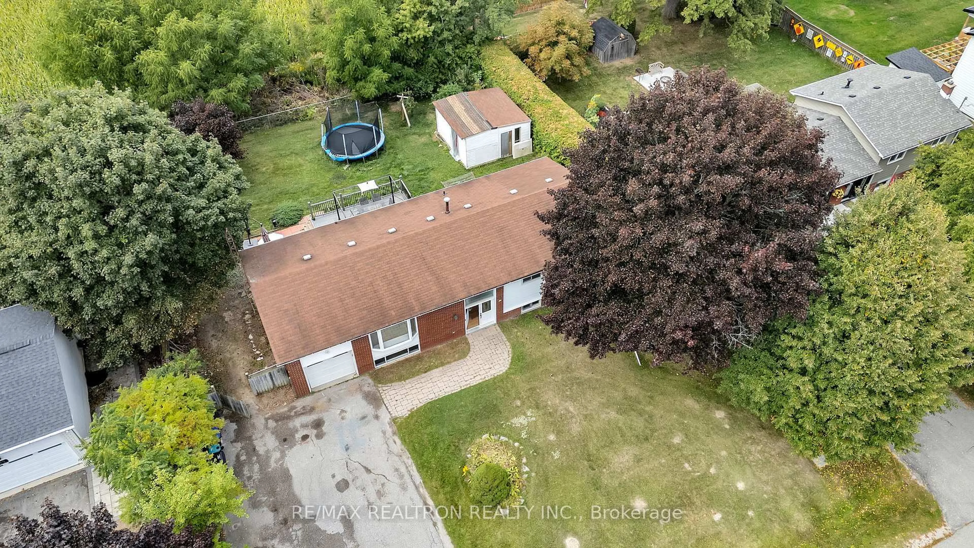 A pic from outside/outdoor area/front of a property/back of a property/a pic from drone, street for 20 Lallien Dr, Bradford West Gwillimbury Ontario L0G 1B0