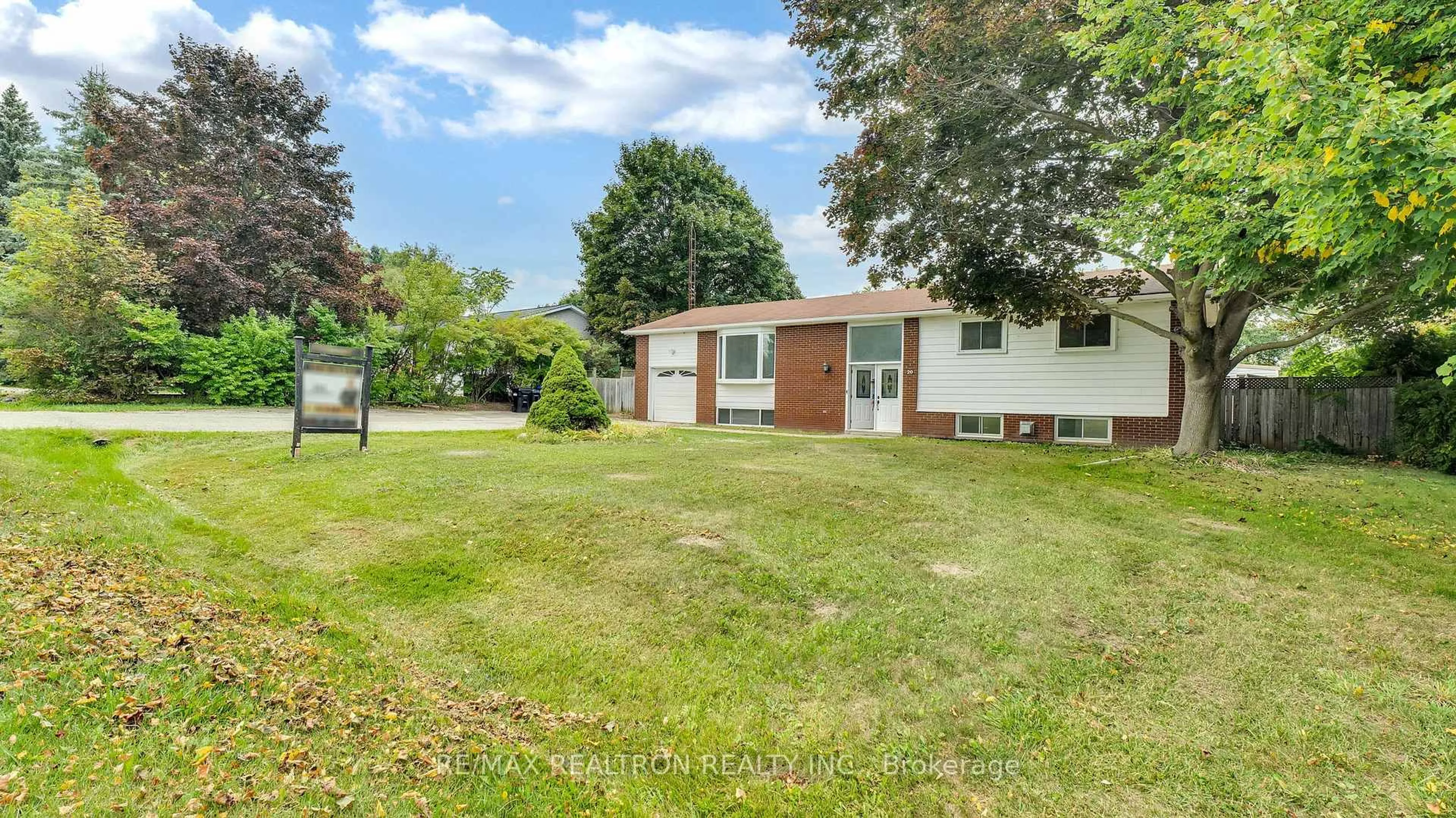 A pic from outside/outdoor area/front of a property/back of a property/a pic from drone, street for 20 Lallien Dr, Bradford West Gwillimbury Ontario L0G 1B0