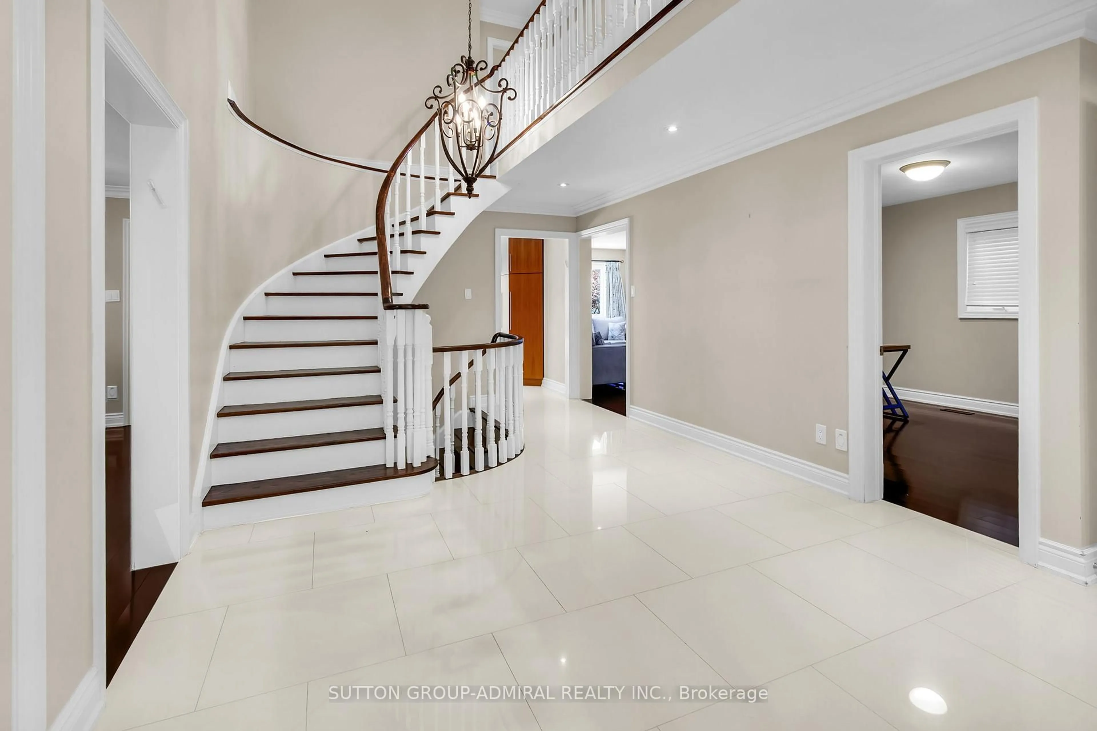 Indoor foyer for 25 Grenadier Cres, Vaughan Ontario L4J 7V8