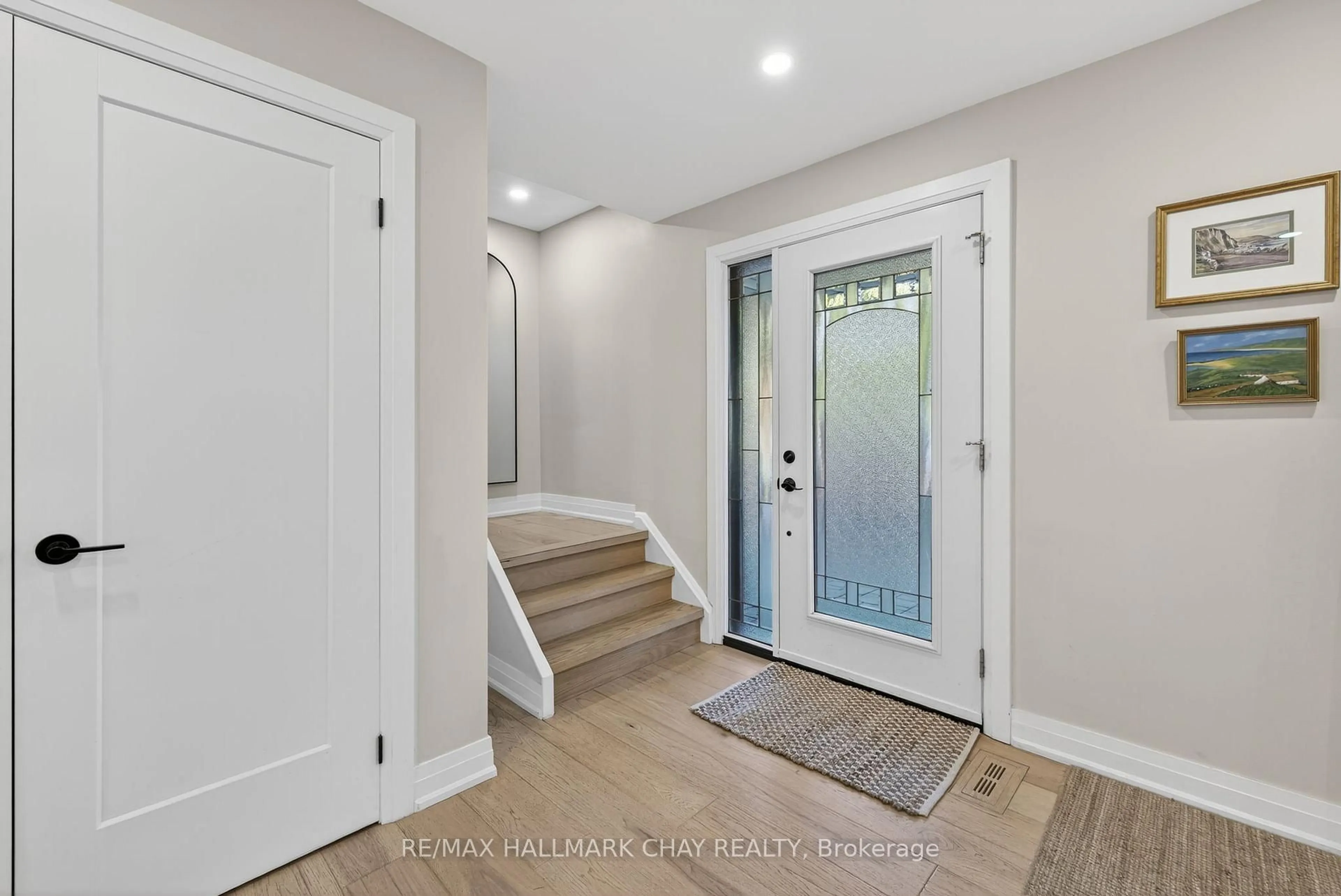 Indoor entryway for 79 Adeline Ave, New Tecumseth Ontario L0G 1W0