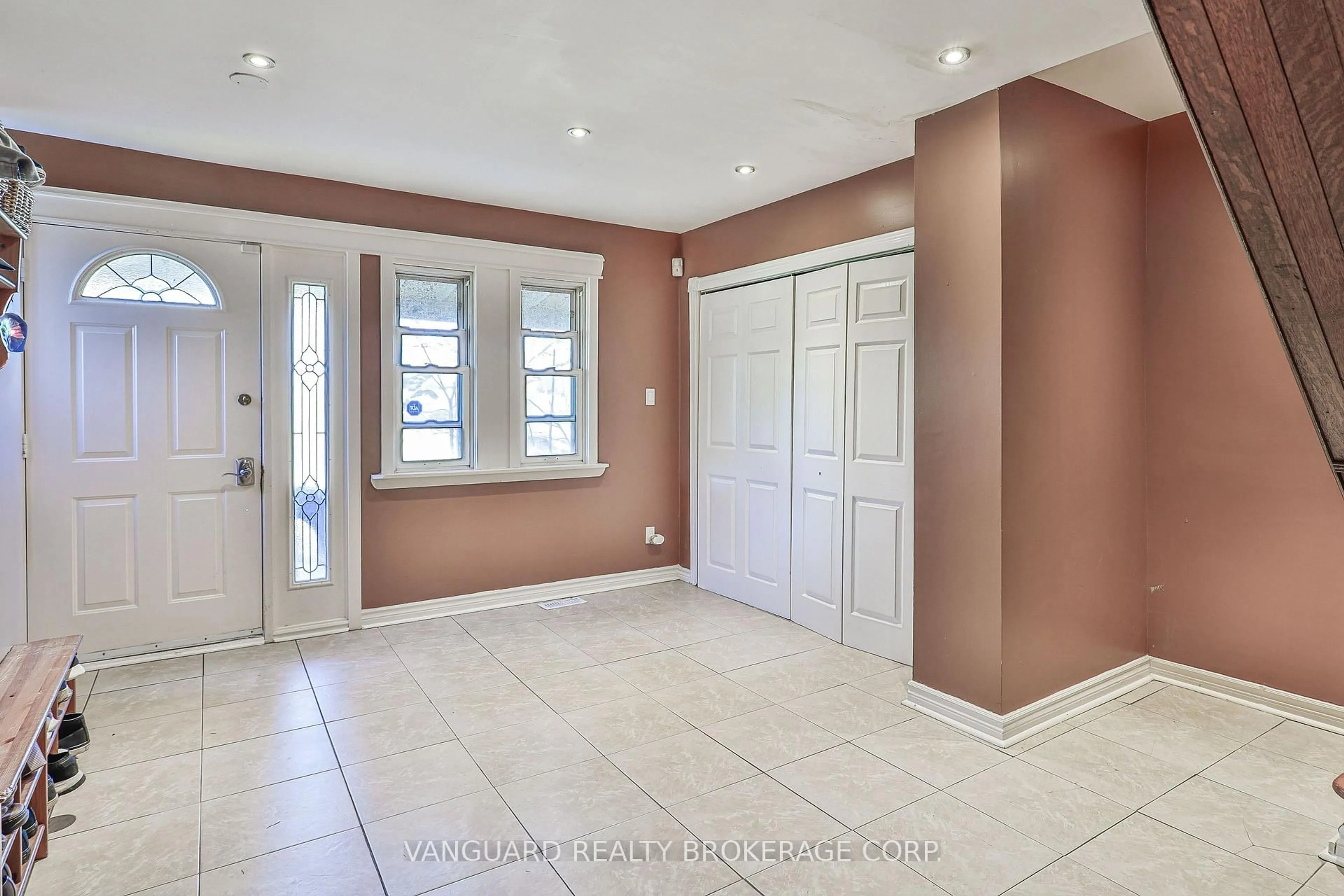 Indoor entryway for 2781 Sixth Line, Bradford West Gwillimbury Ontario L3Z 2G7
