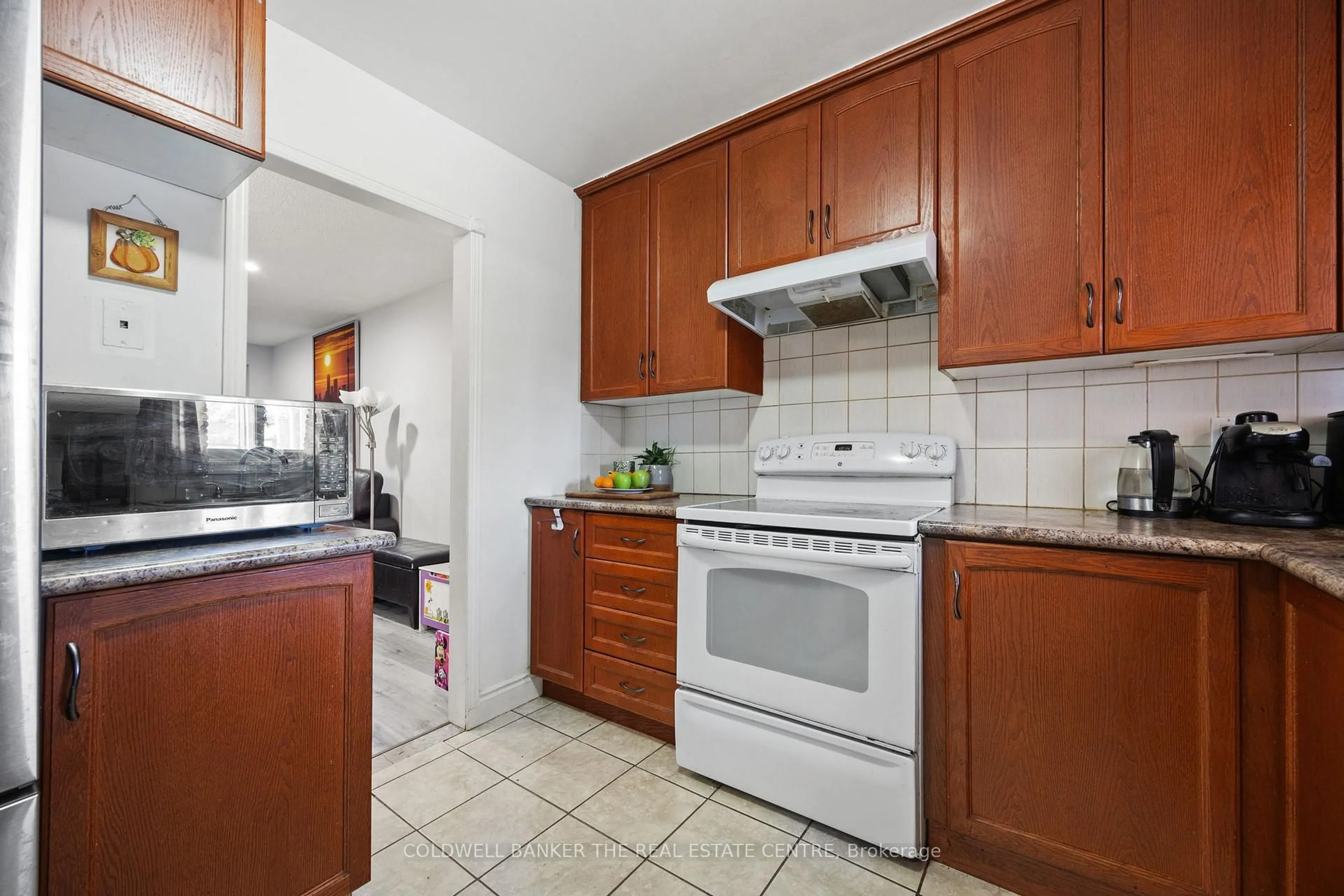 Standard kitchen, unknown for 23 Riviera Dr, Vaughan Ontario L4K 2H9