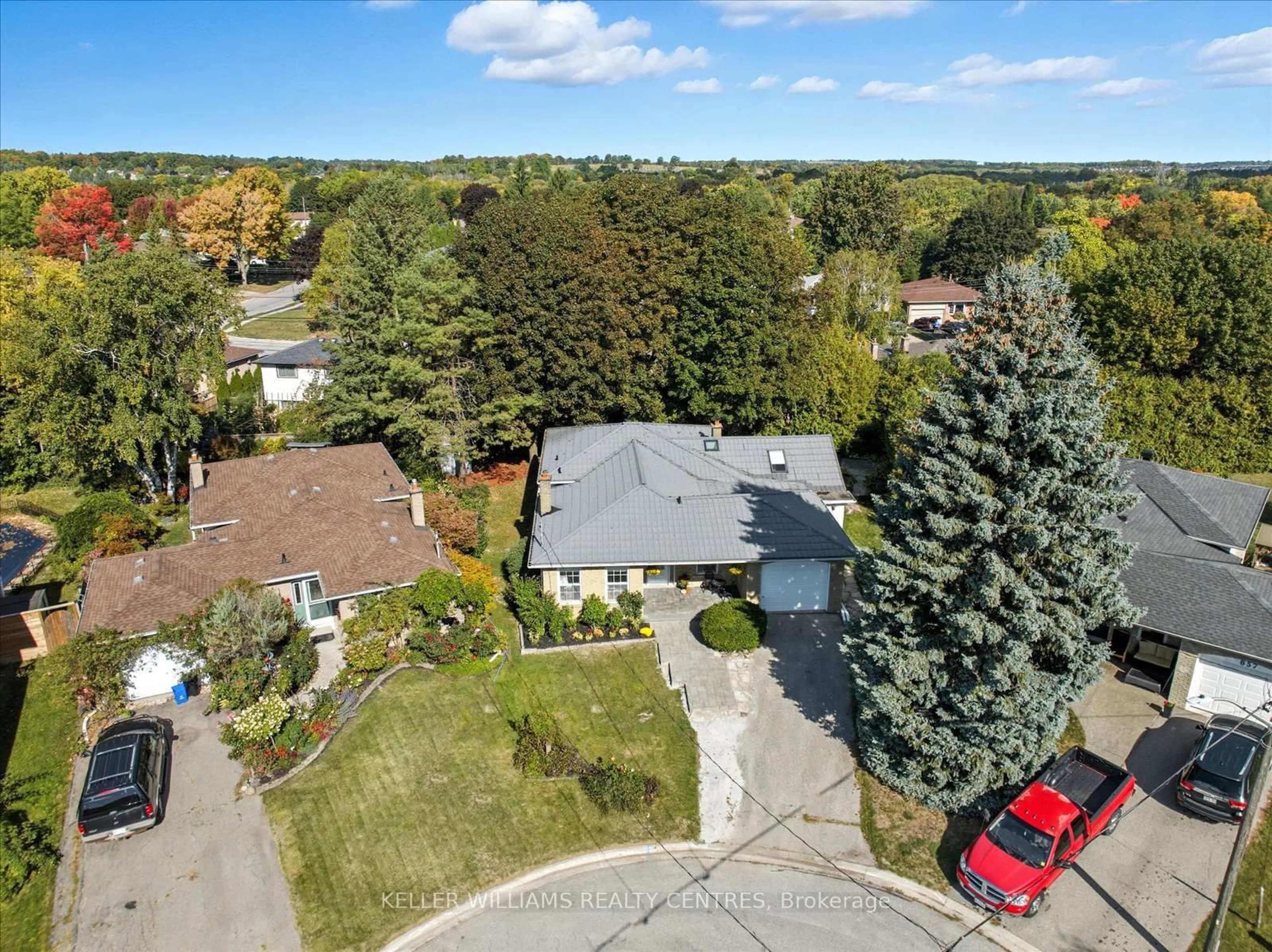 A pic from outside/outdoor area/front of a property/back of a property/a pic from drone, unknown for 655 Park Crt, Newmarket Ontario L3Y 3N5