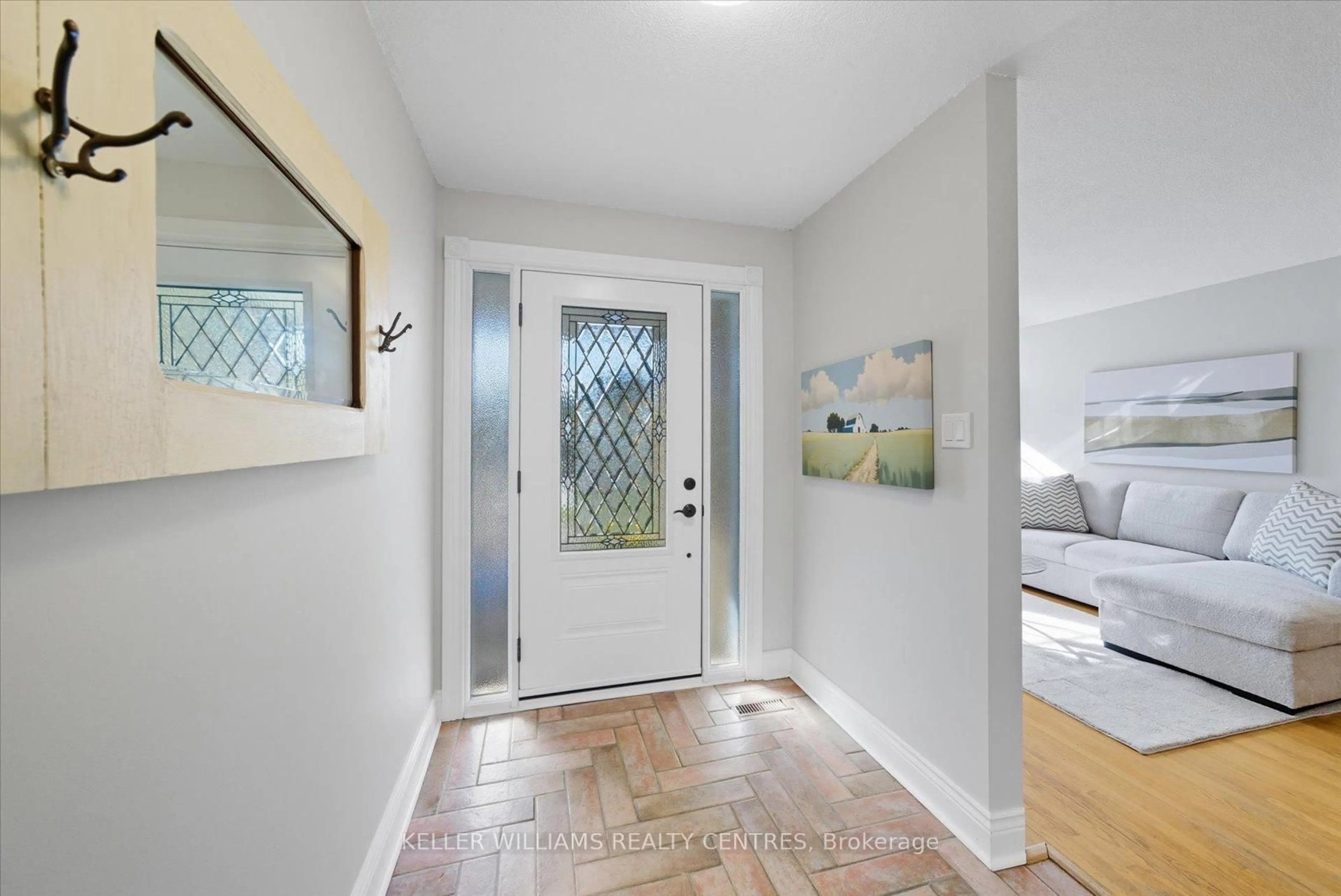 Indoor entryway for 655 Park Crt, Newmarket Ontario L3Y 3N5