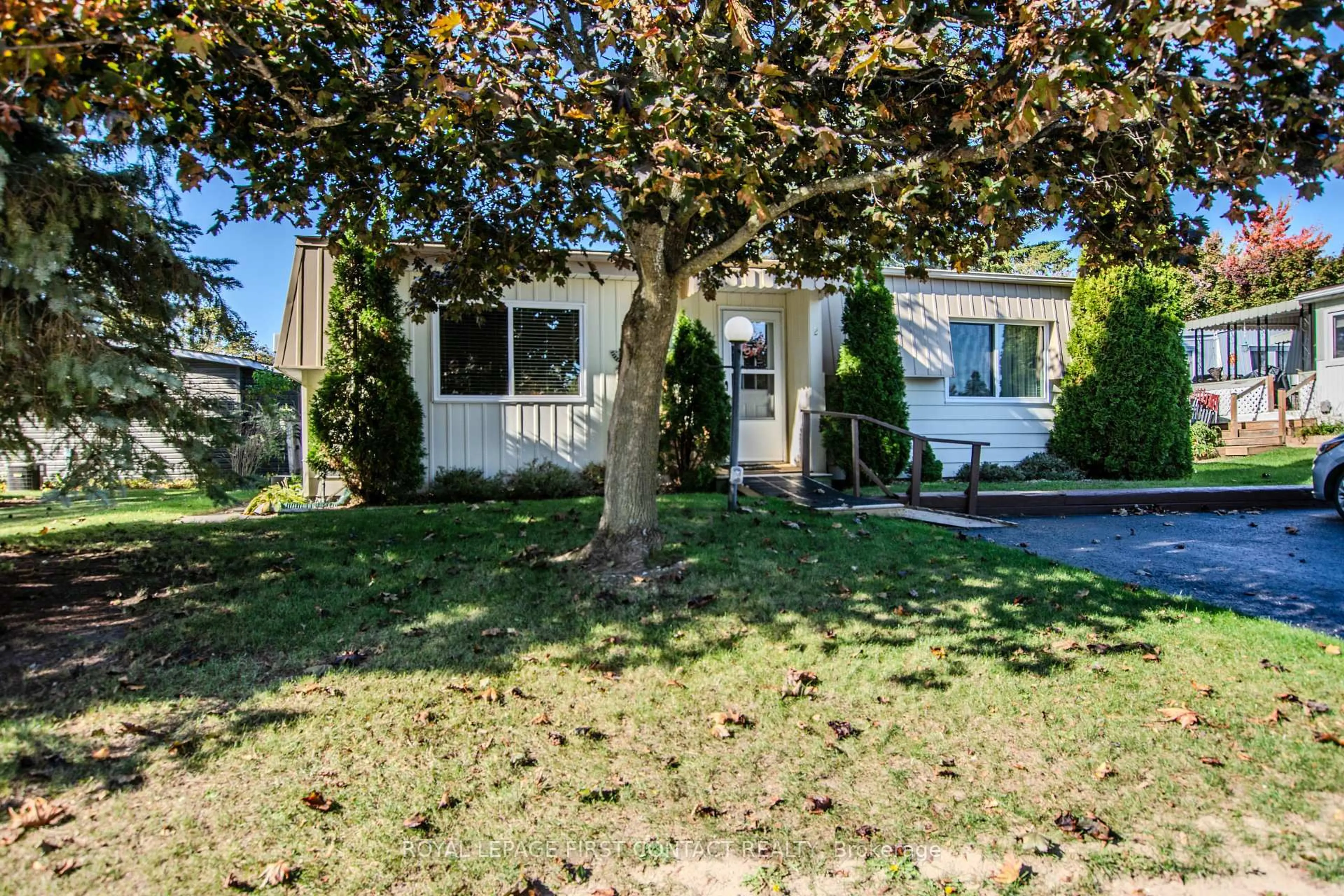 Home with vinyl exterior material, street for 2 Norris Arm, Innisfil Ontario L9S 1N6