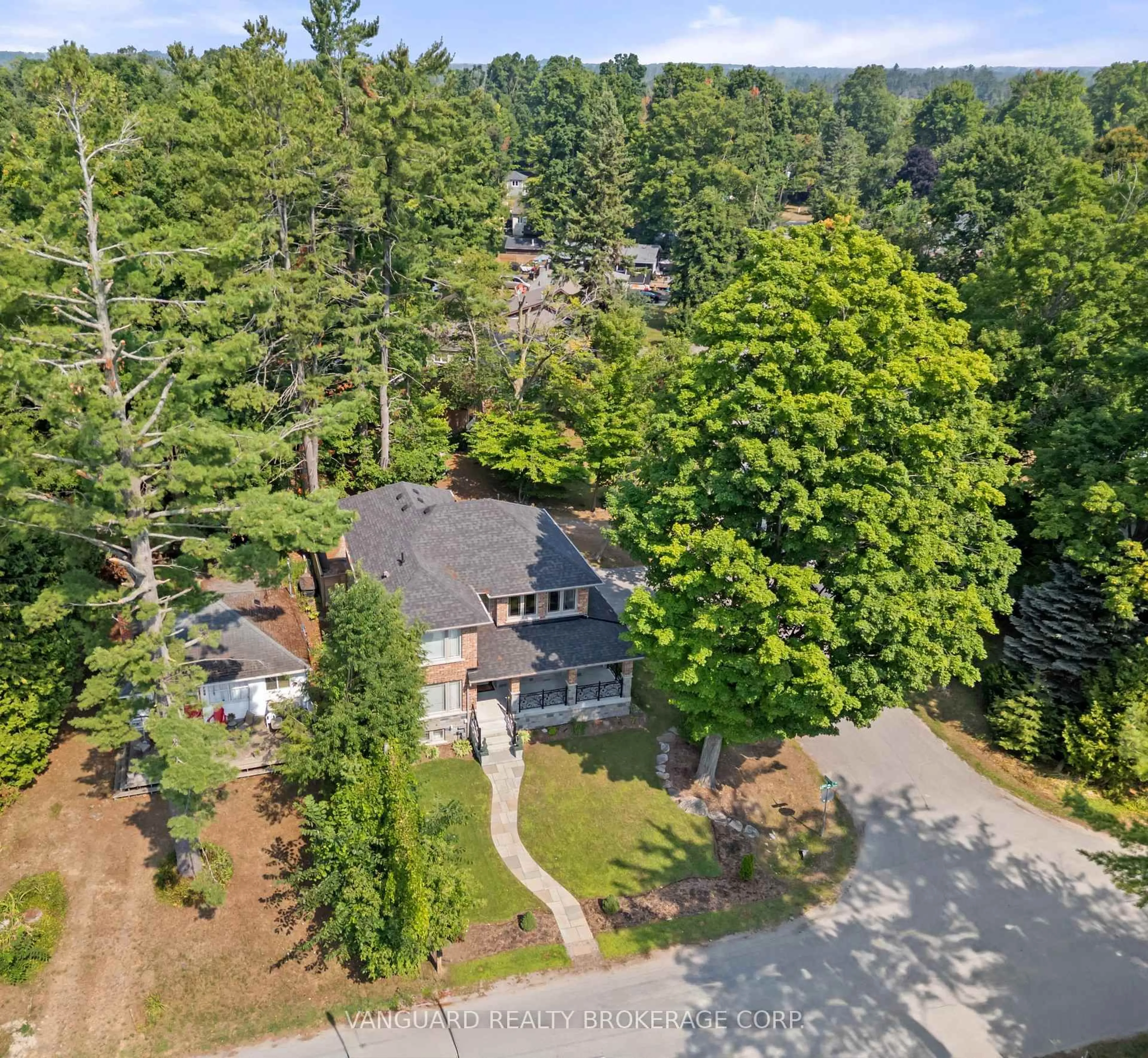 A pic from outside/outdoor area/front of a property/back of a property/a pic from drone, unknown for 724 Lakelands Ave, Innisfil Ontario L9S 4E6