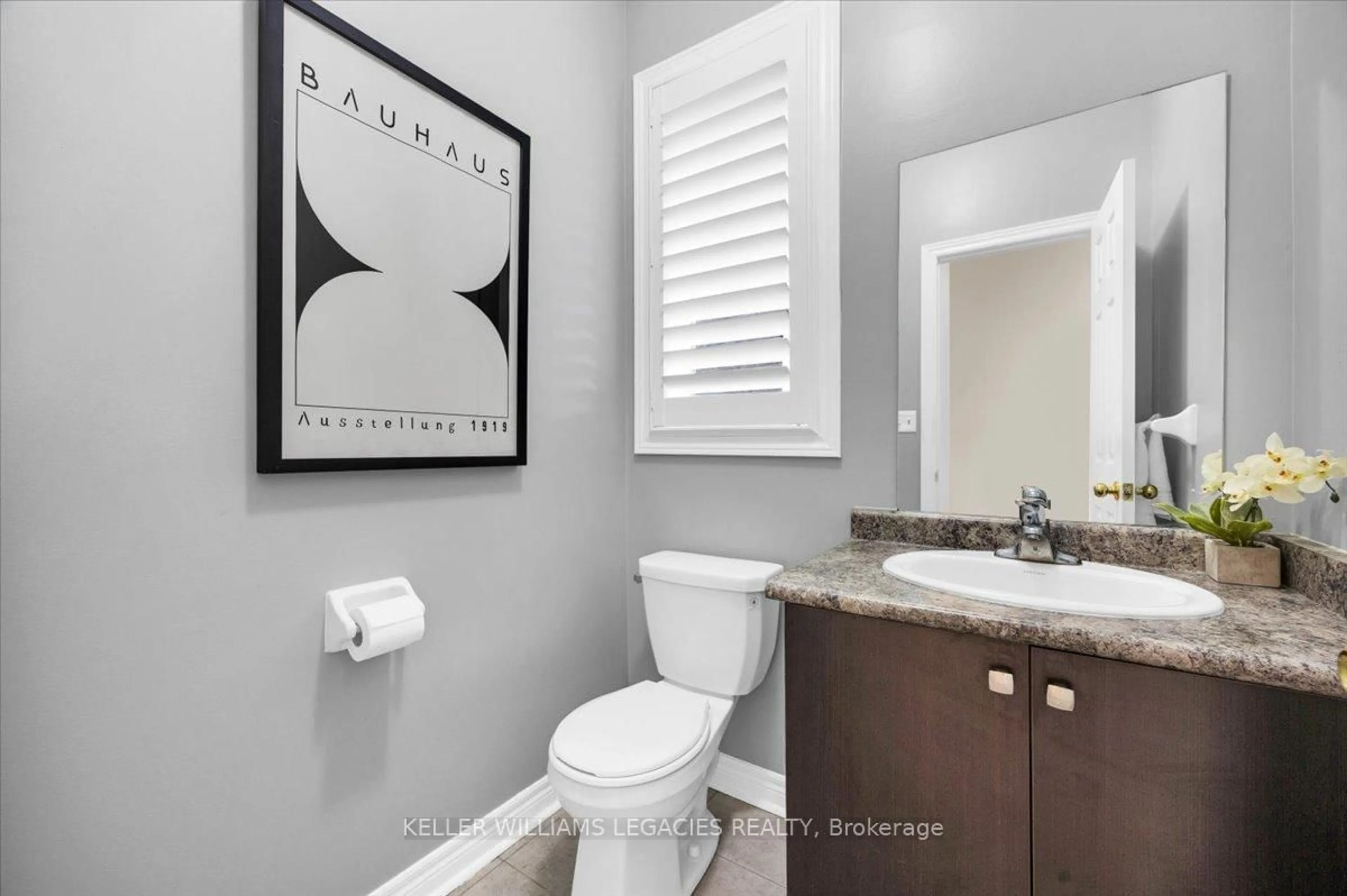 Standard bathroom, ceramic/tile floor for 208 Greenwood Rd, Whitchurch-Stouffville Ontario L4A 4N8