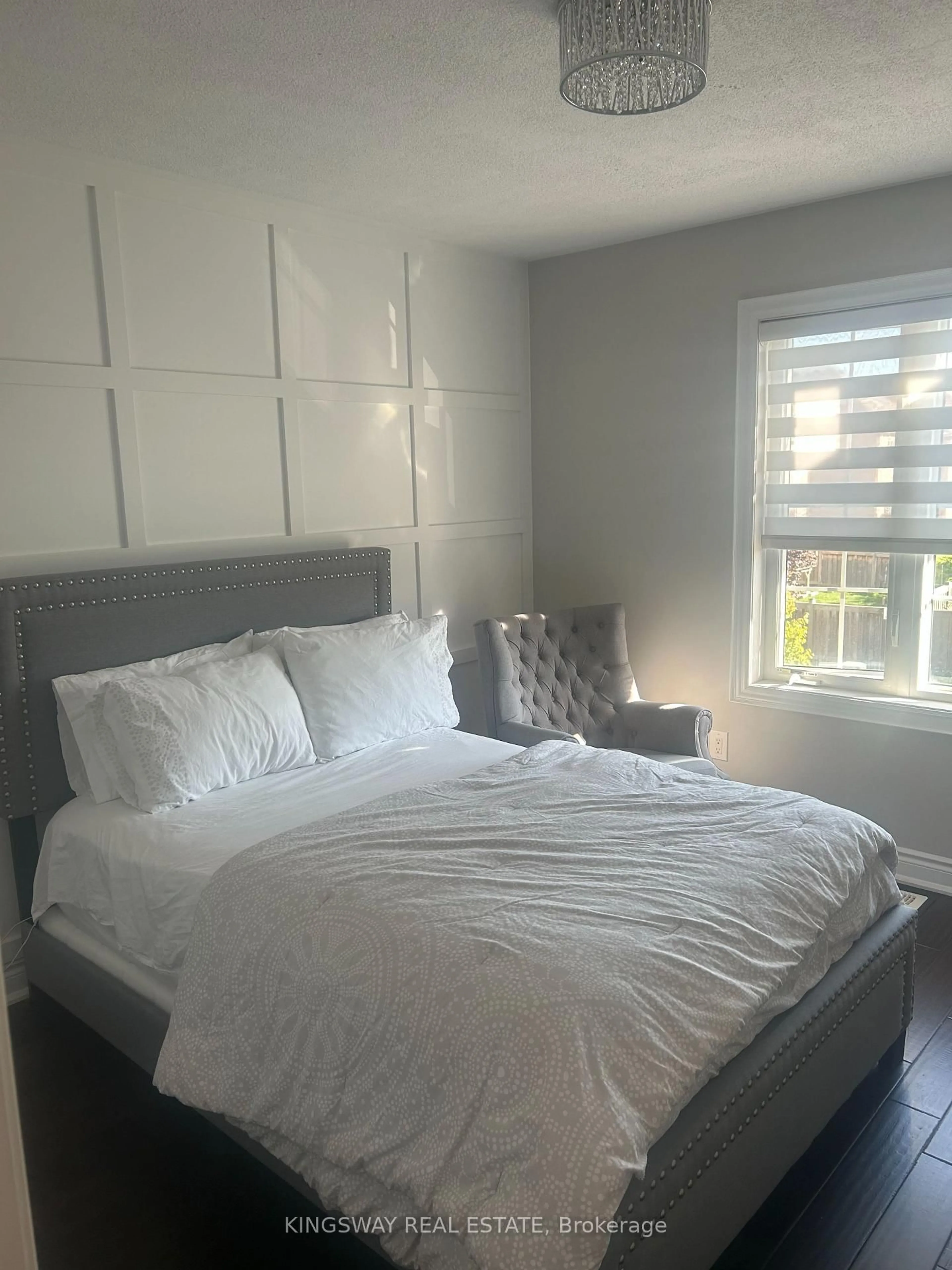 Bedroom with bed, wood/laminate floor for 131 Chelsea Cres, Bradford West Gwillimbury Ontario L3Z 0J7