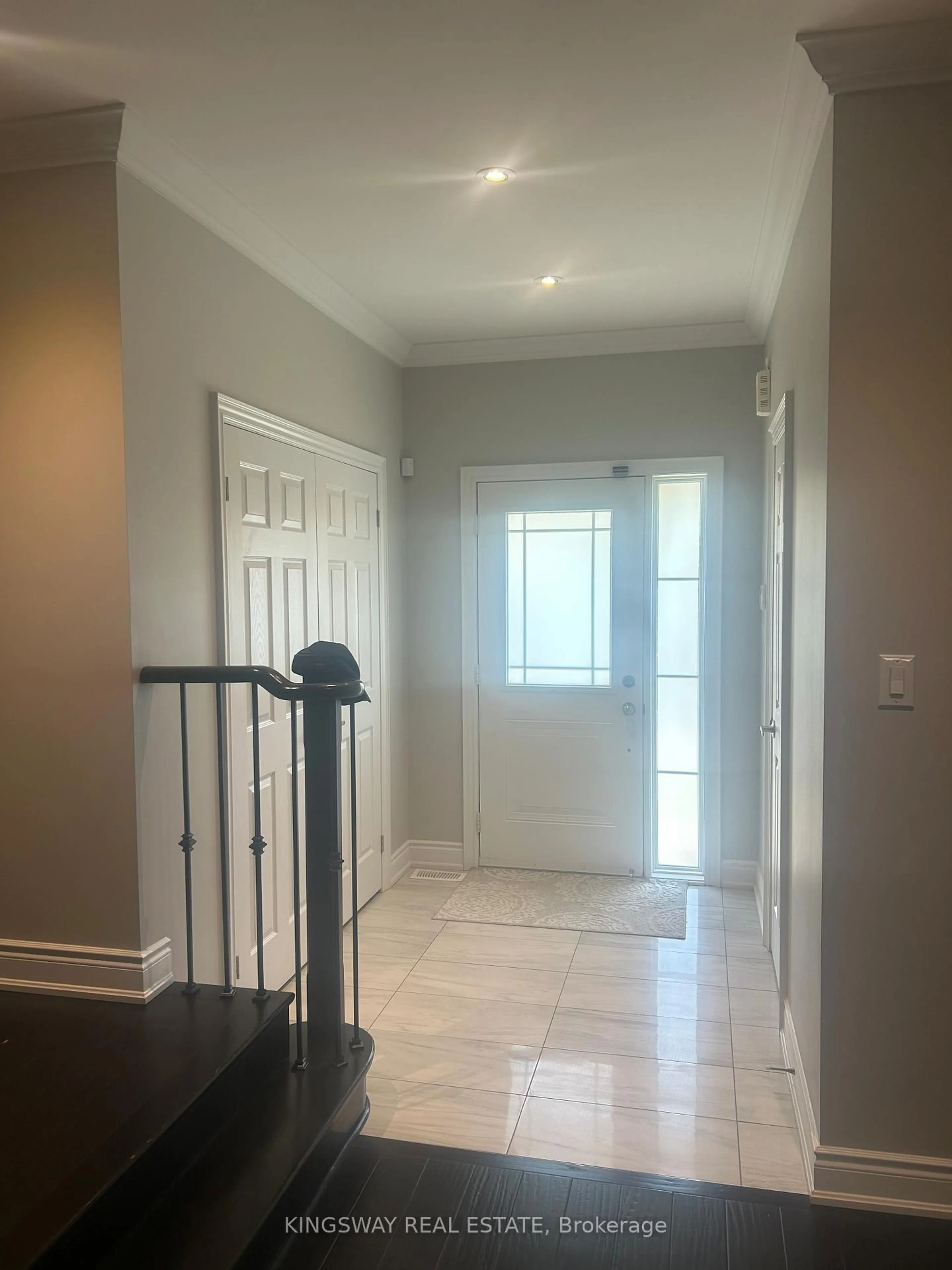Indoor entryway for 131 Chelsea Cres, Bradford West Gwillimbury Ontario L3Z 0J7