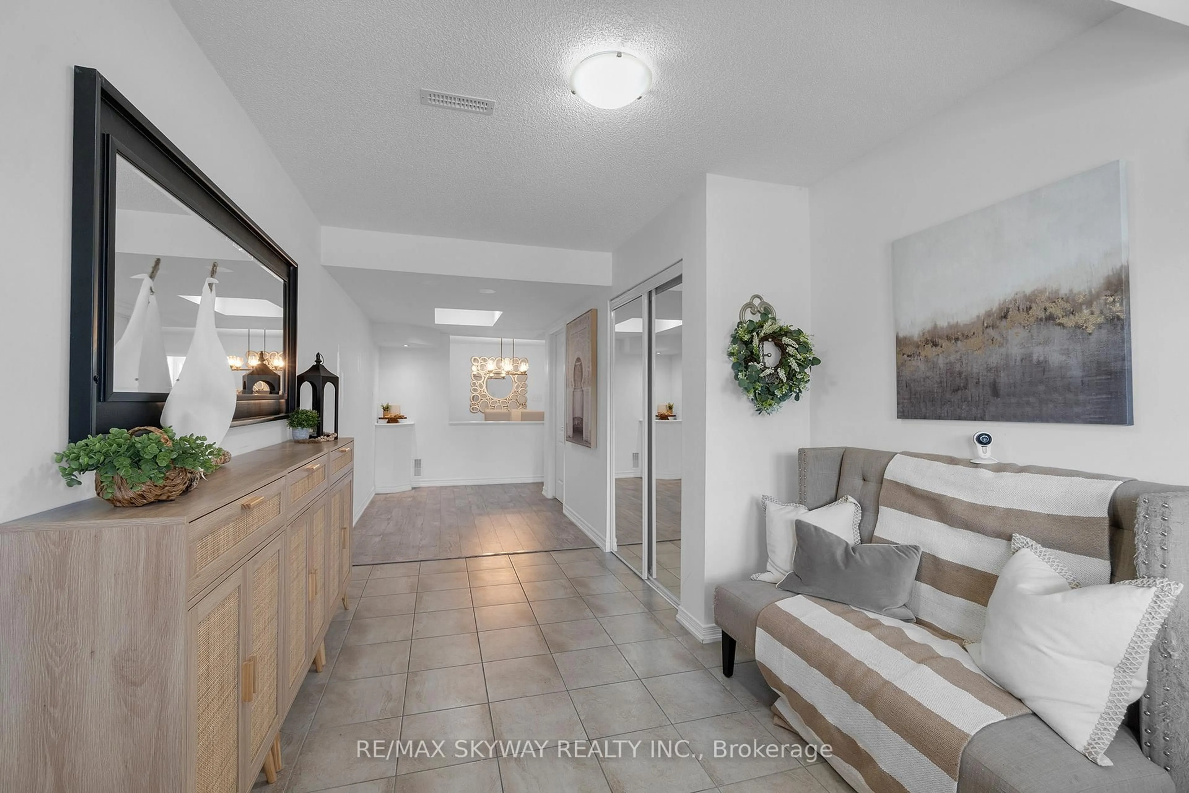 Indoor entryway for 1433 Sheldon St, Innisfil Ontario L9S 4B7