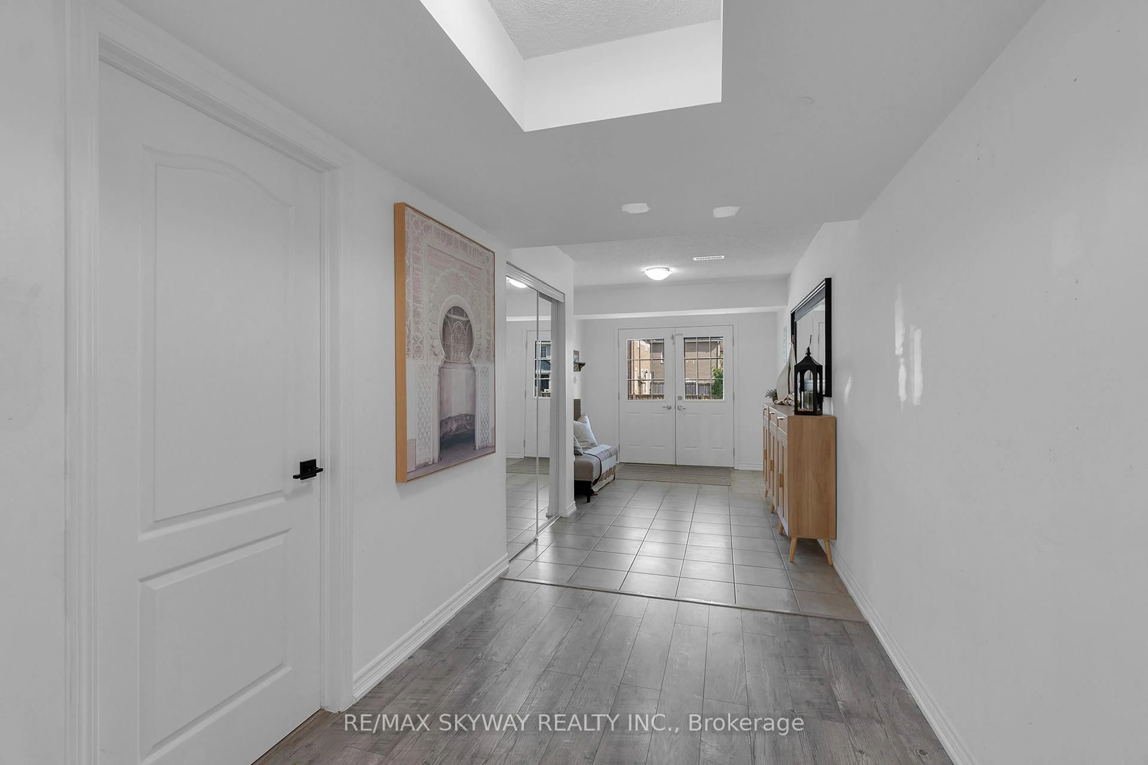 Indoor entryway for 1433 Sheldon St, Innisfil Ontario L9S 4B7