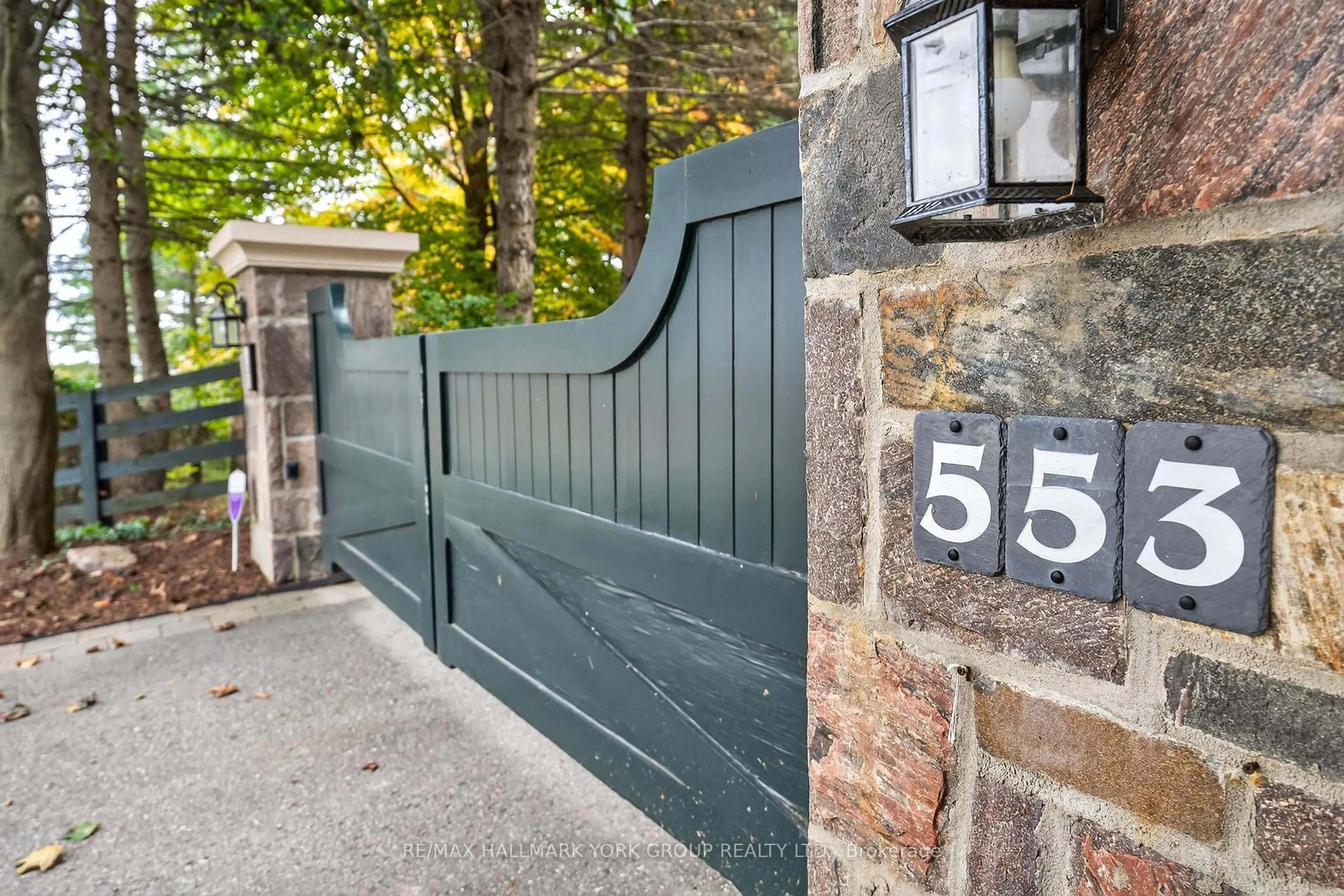 Indoor entryway for 553 St John's Sdrd, Aurora Ontario L4G 0N1