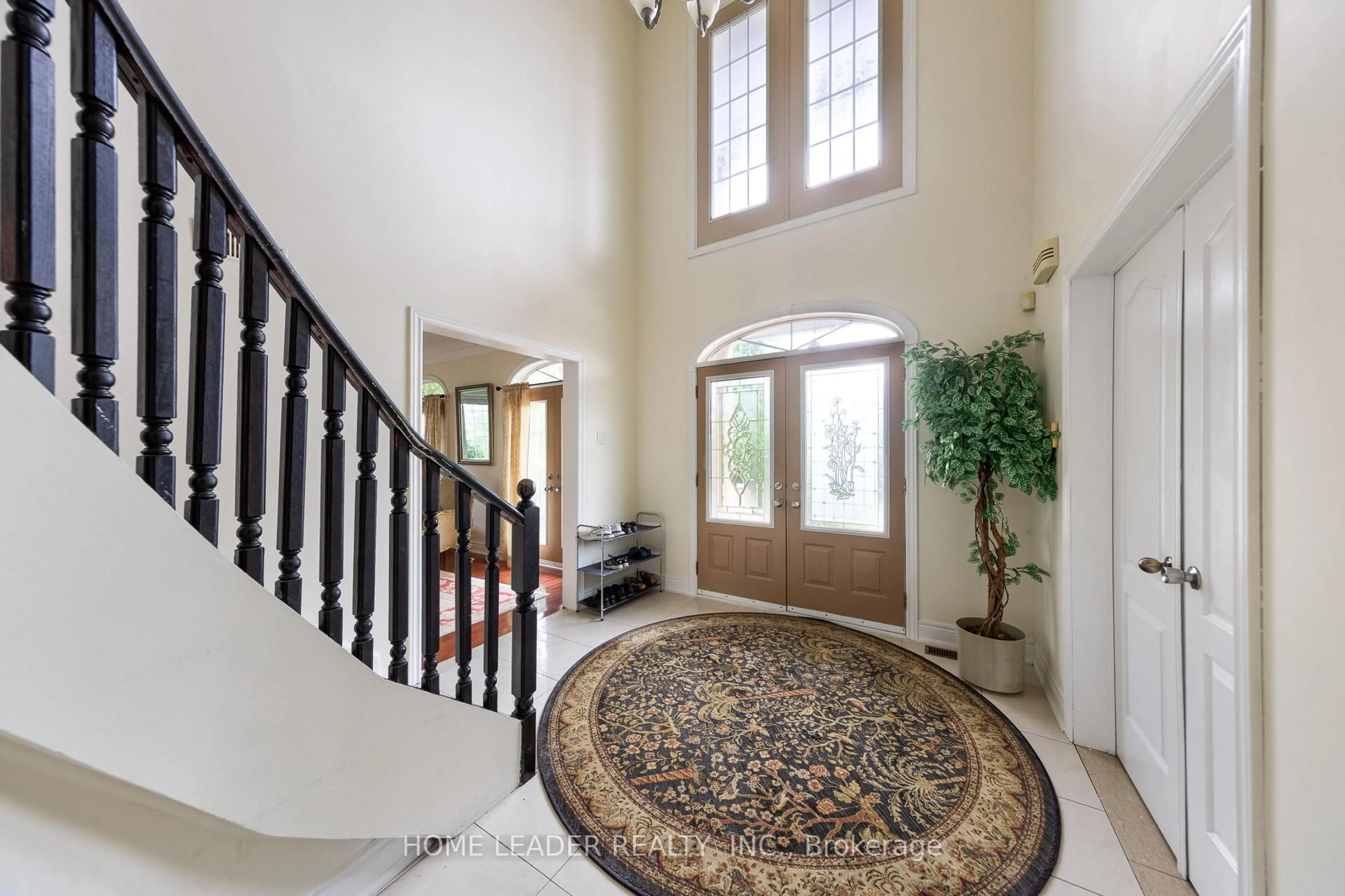 Indoor foyer for 135 Spruce Ave, Richmond Hill Ontario L4C 6V9