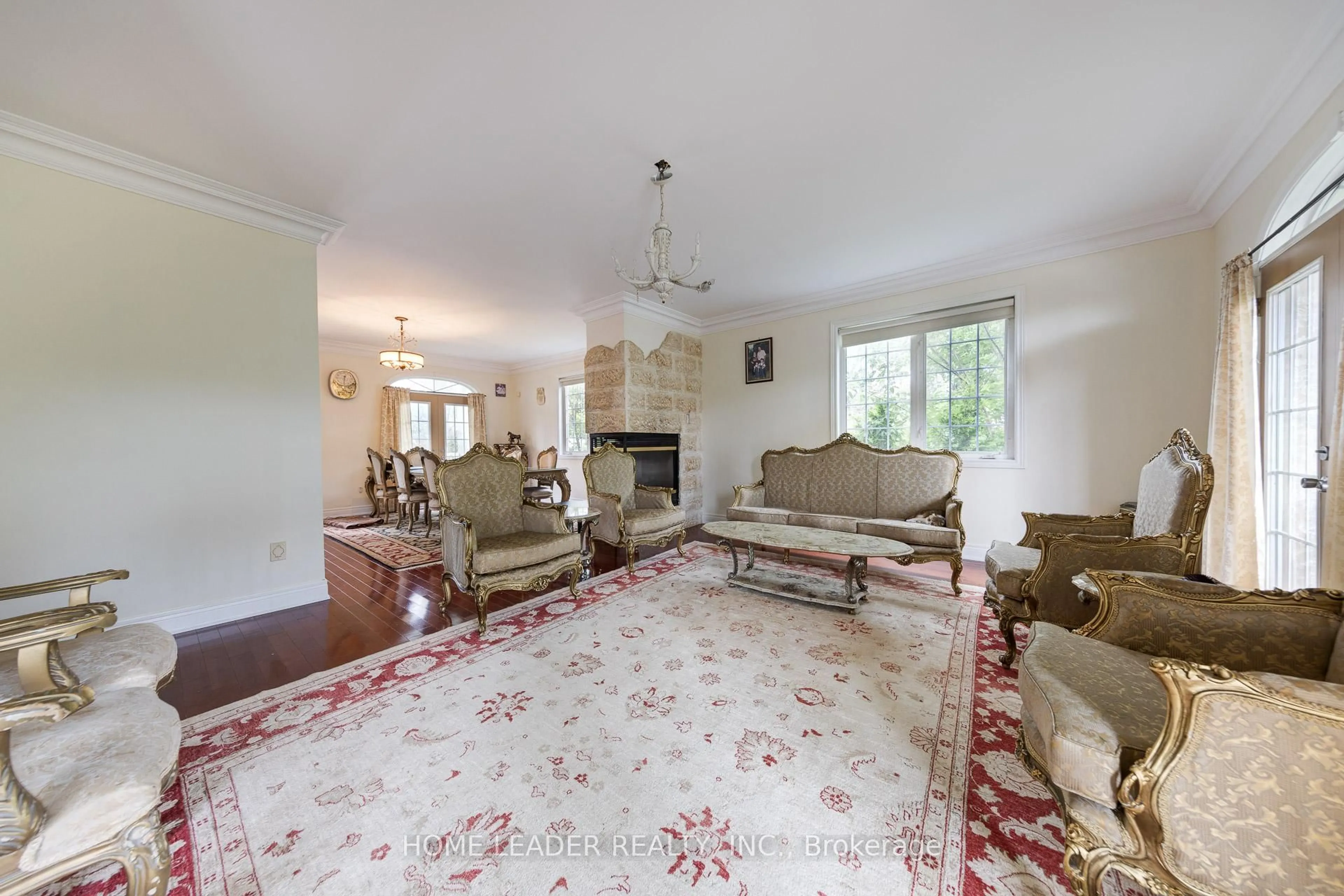 Living room with furniture, carpet floor for 135 Spruce Ave, Richmond Hill Ontario L4C 6V9