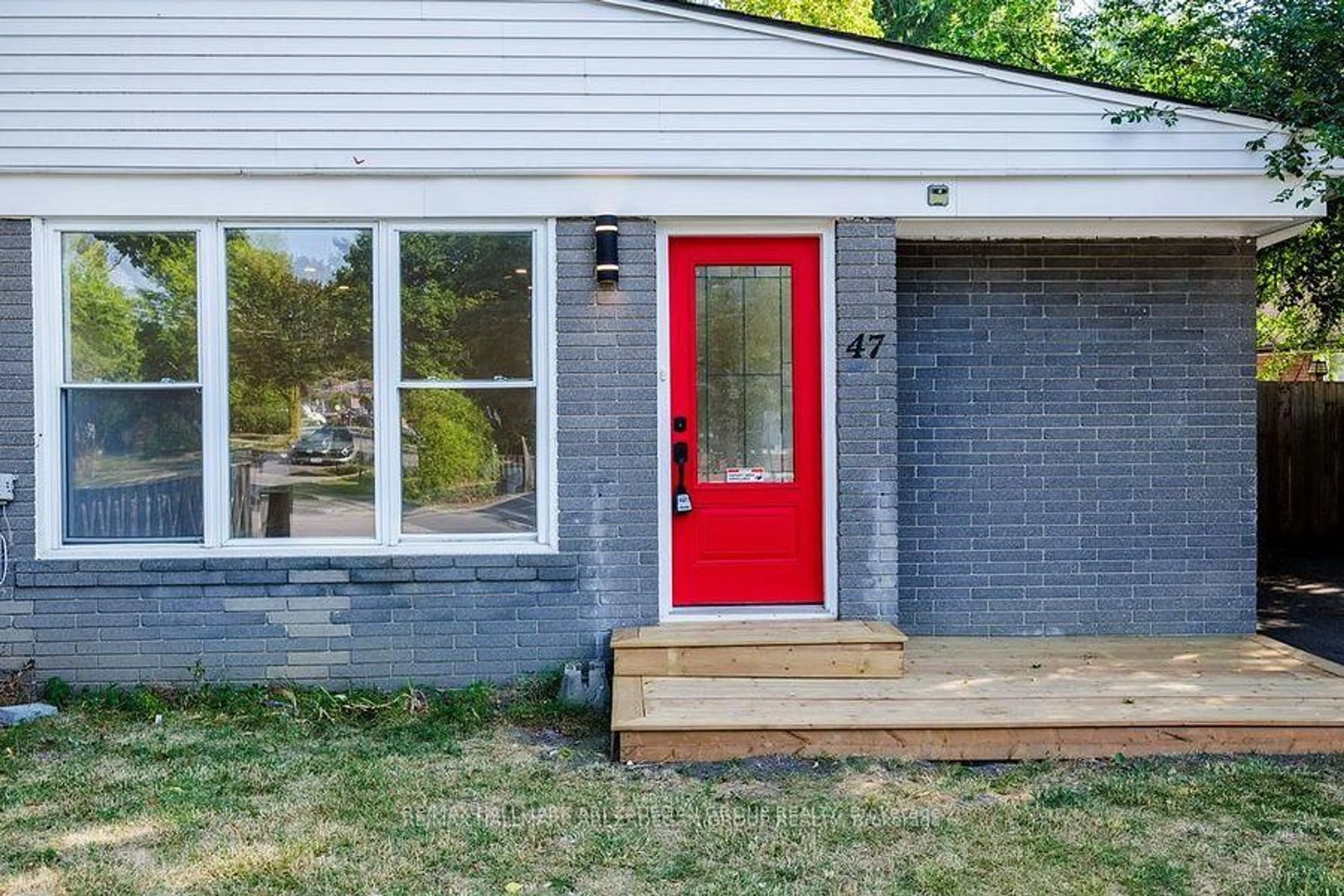 Home with brick exterior material, street for 47 Newbury Dr, Newmarket Ontario L3Y 4P9