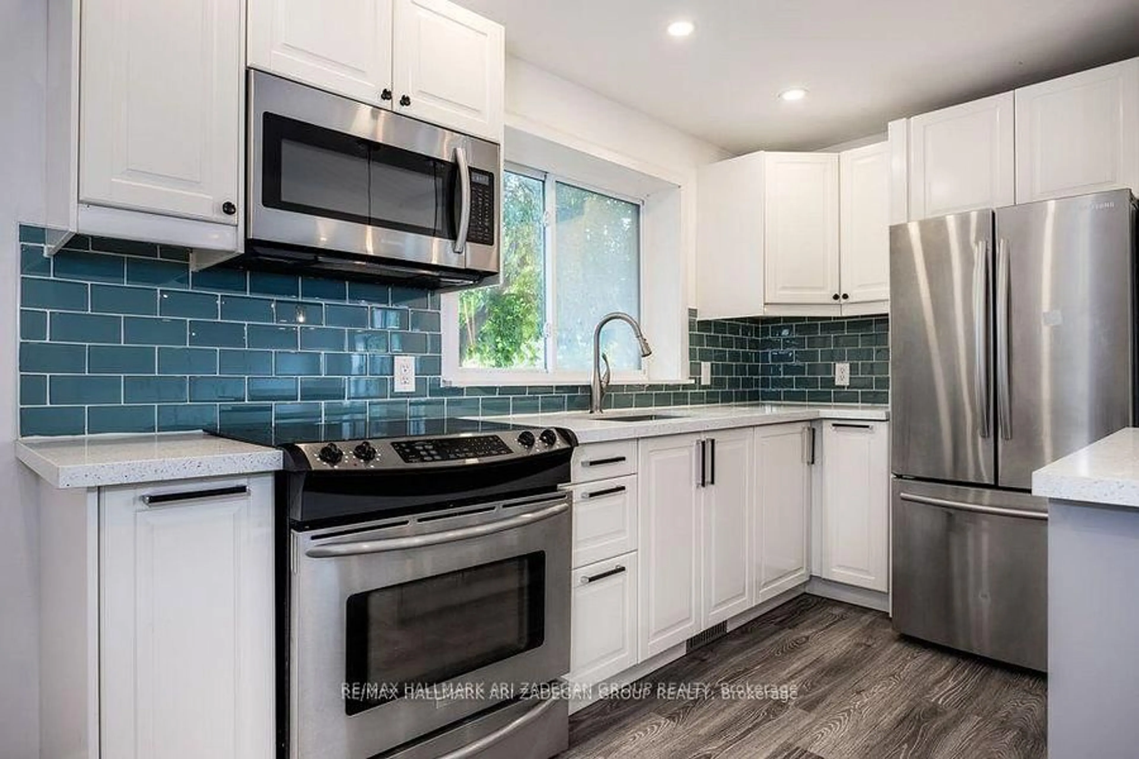 Open concept kitchen, ceramic/tile floor for 47 Newbury Dr, Newmarket Ontario L3Y 4P9