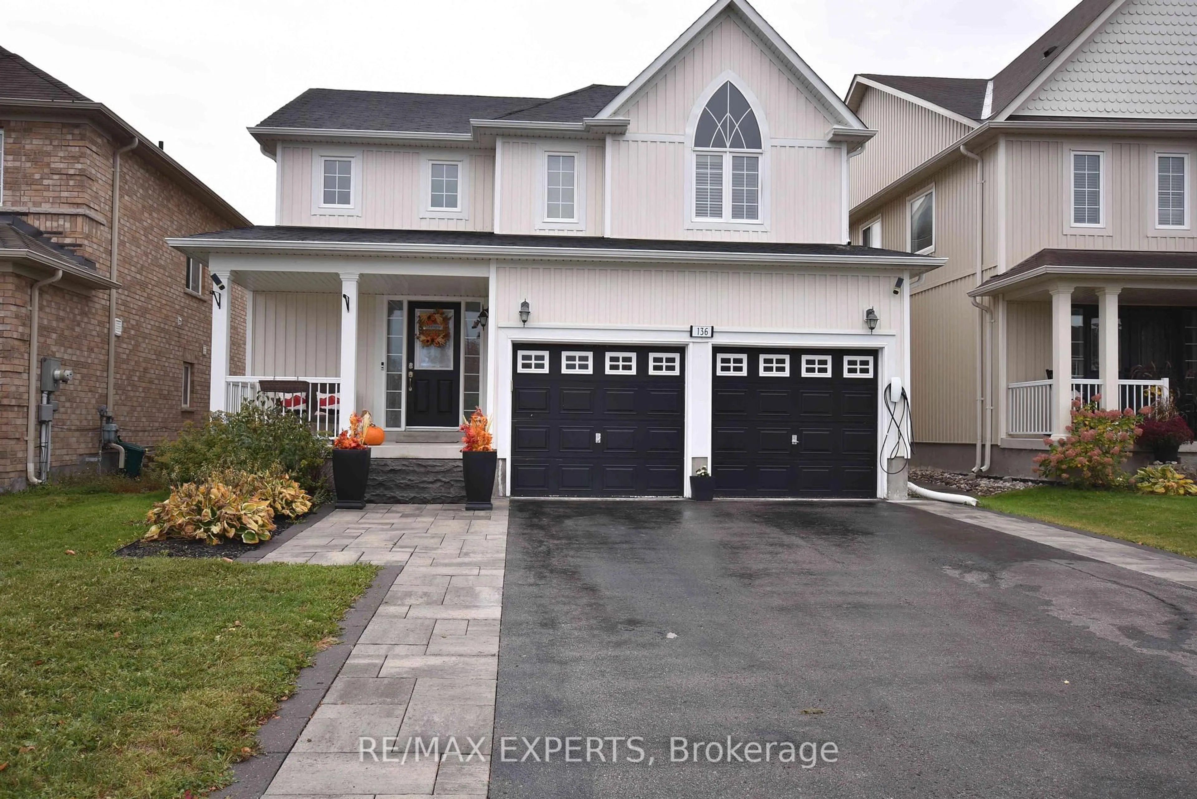 Home with vinyl exterior material, street for 136 Donald Stewart Cres, East Gwillimbury Ontario L0G 1M0