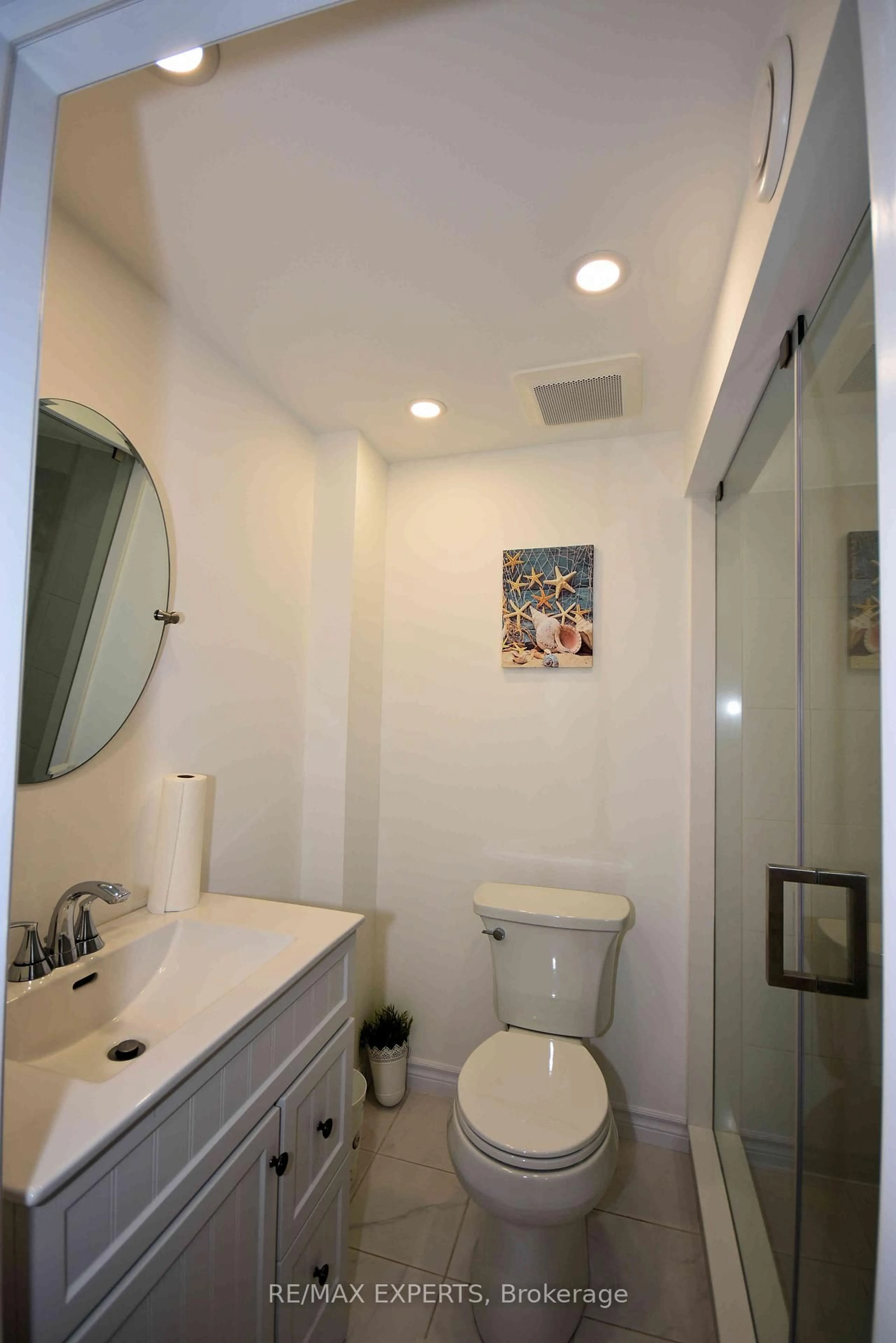 Standard bathroom, ceramic/tile floor for 136 Donald Stewart Cres, East Gwillimbury Ontario L0G 1M0