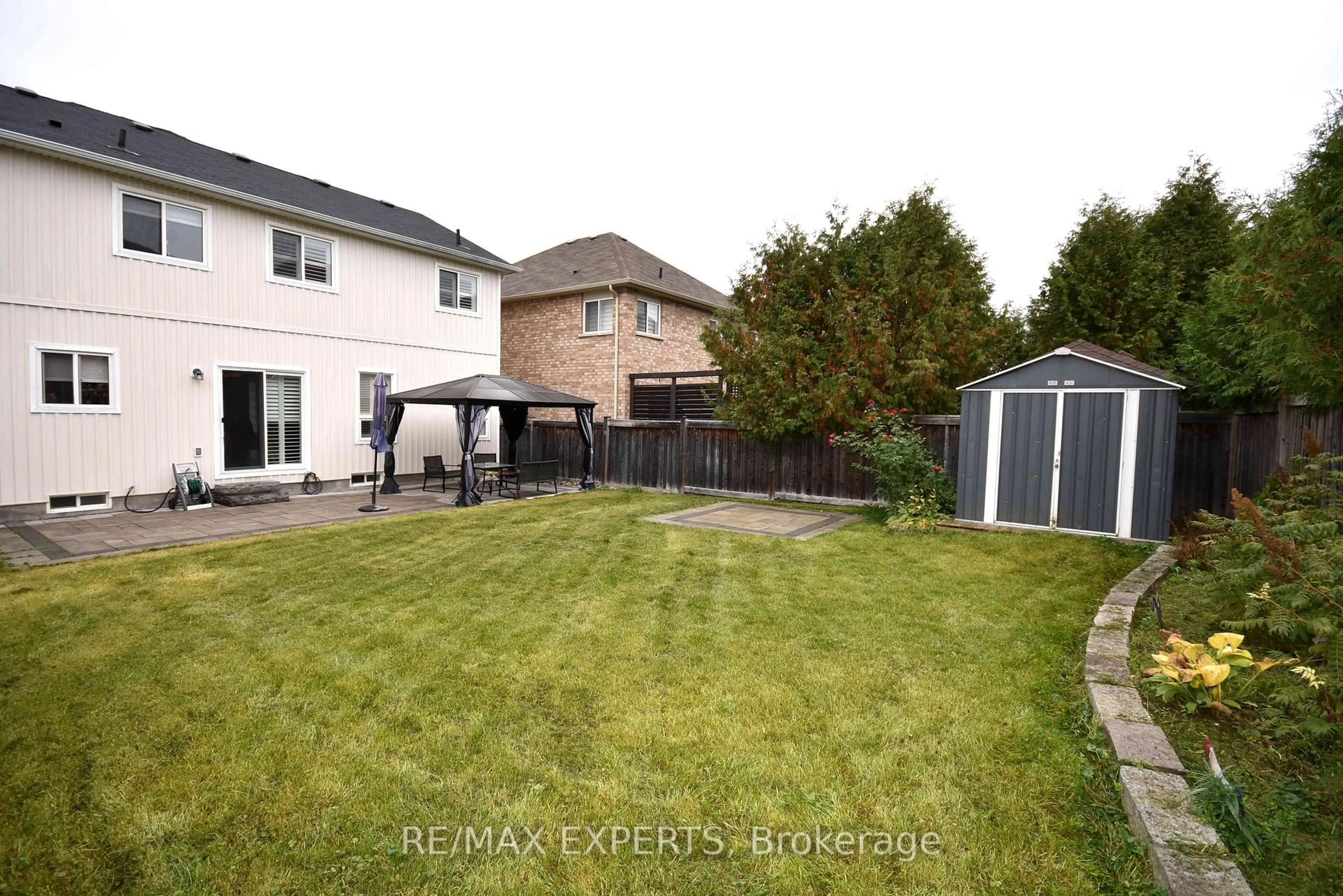 Patio, street for 136 Donald Stewart Cres, East Gwillimbury Ontario L0G 1M0