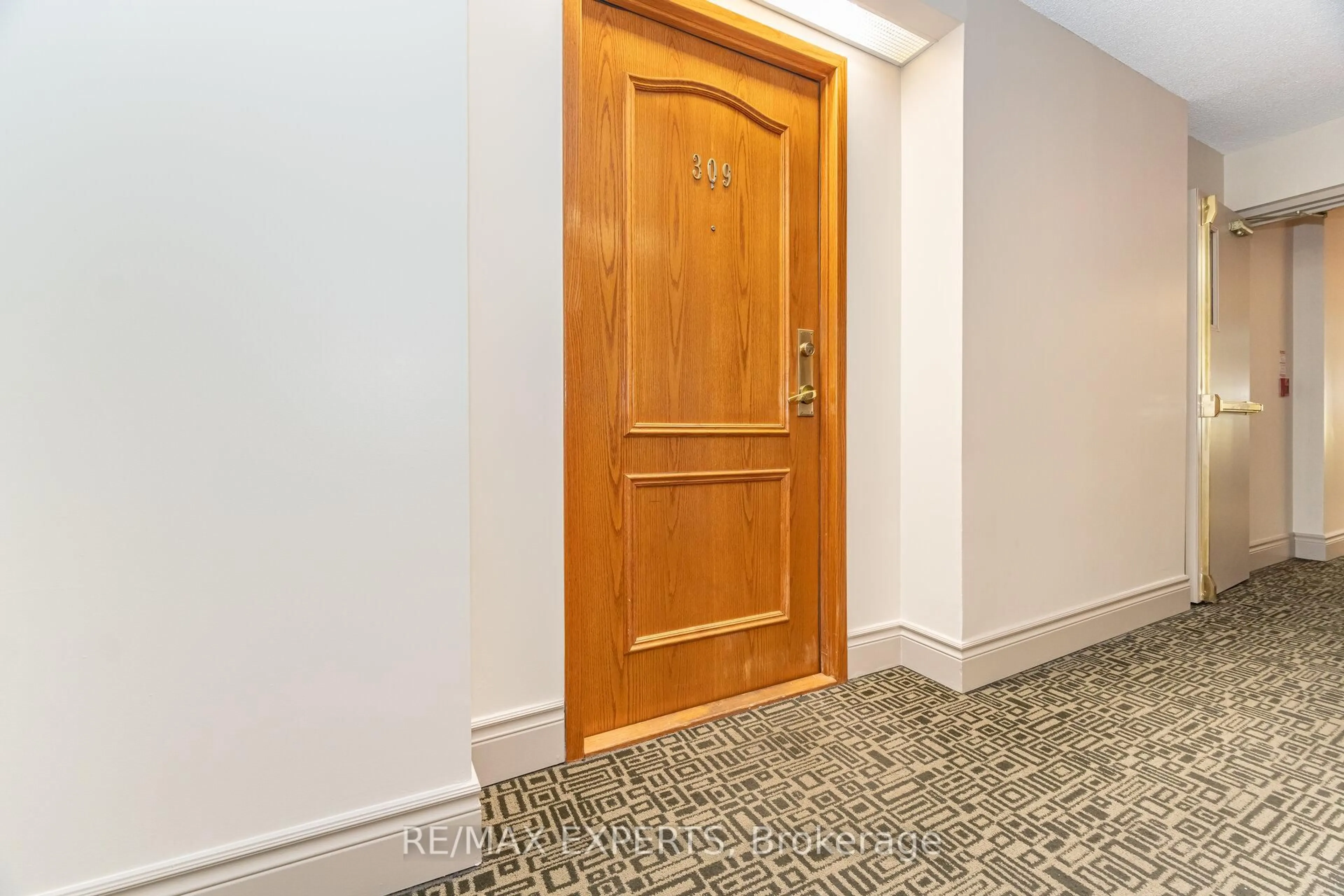 Indoor foyer for 7373 Martin Grove Rd #309, Vaughan Ontario L4L 9K1