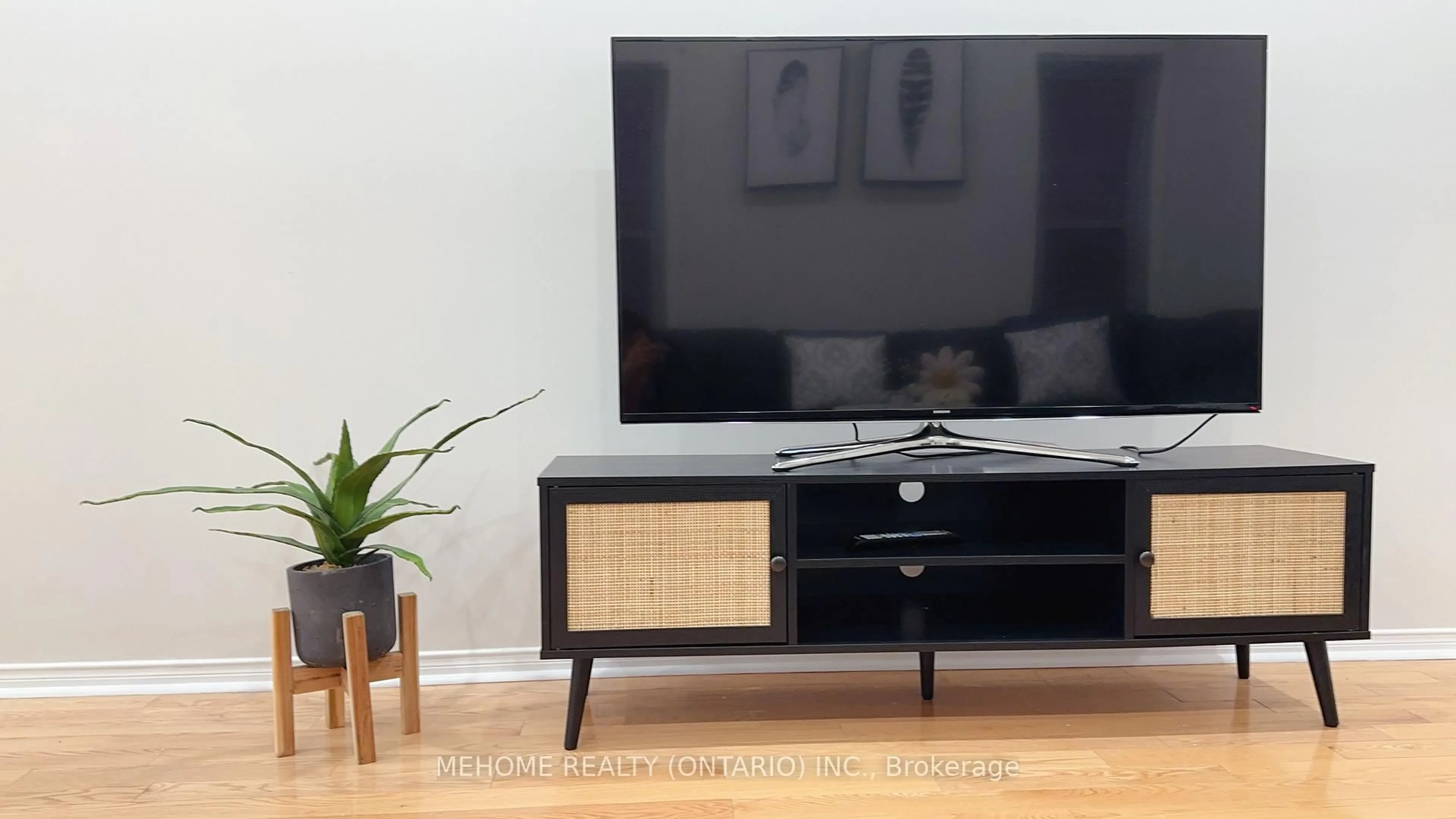 Living room with furniture, wood/laminate floor for 15 Catherina St, Markham Ontario L6C 2L6