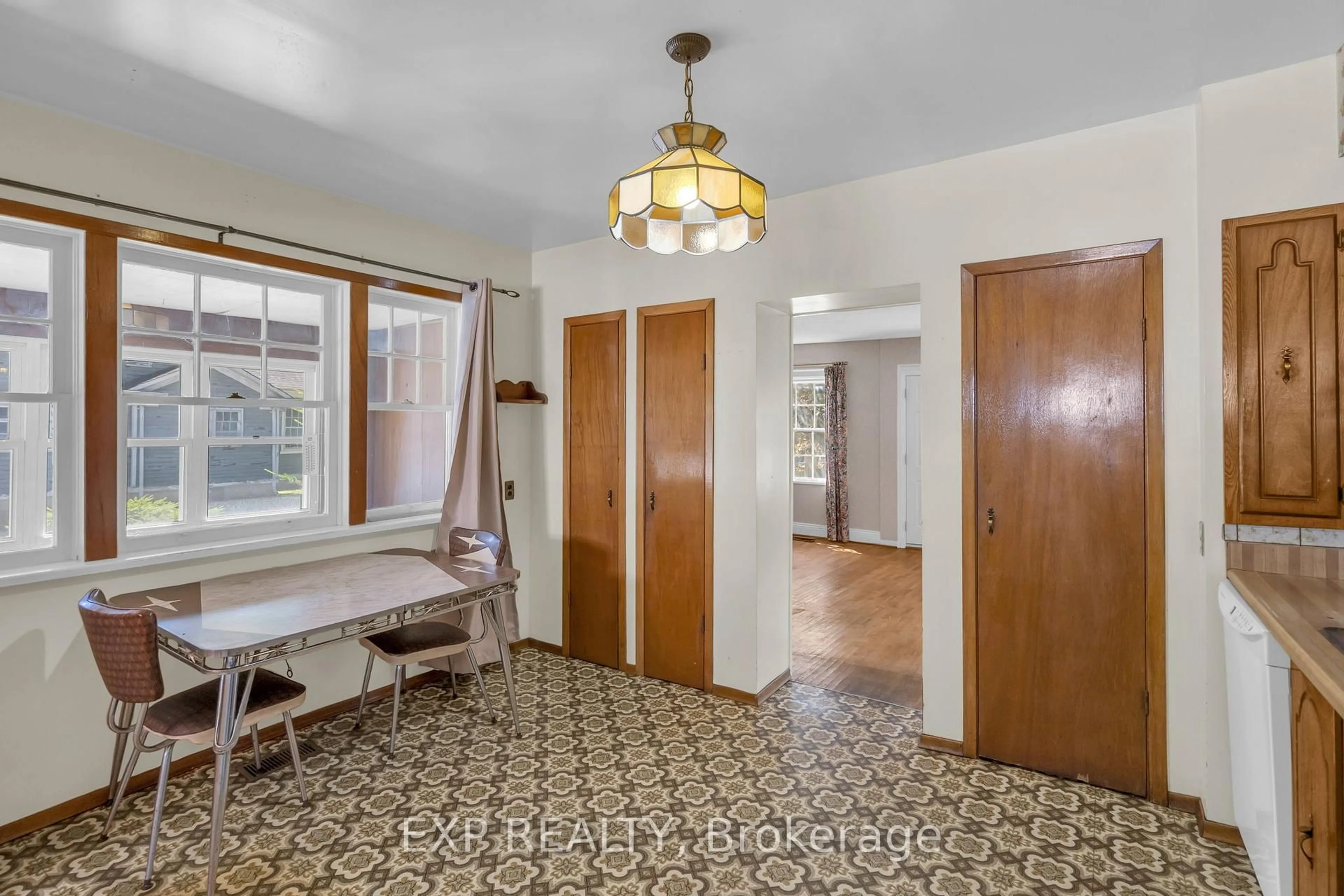 Indoor entryway for 39 River St, Georgina Ontario L0E 1R0